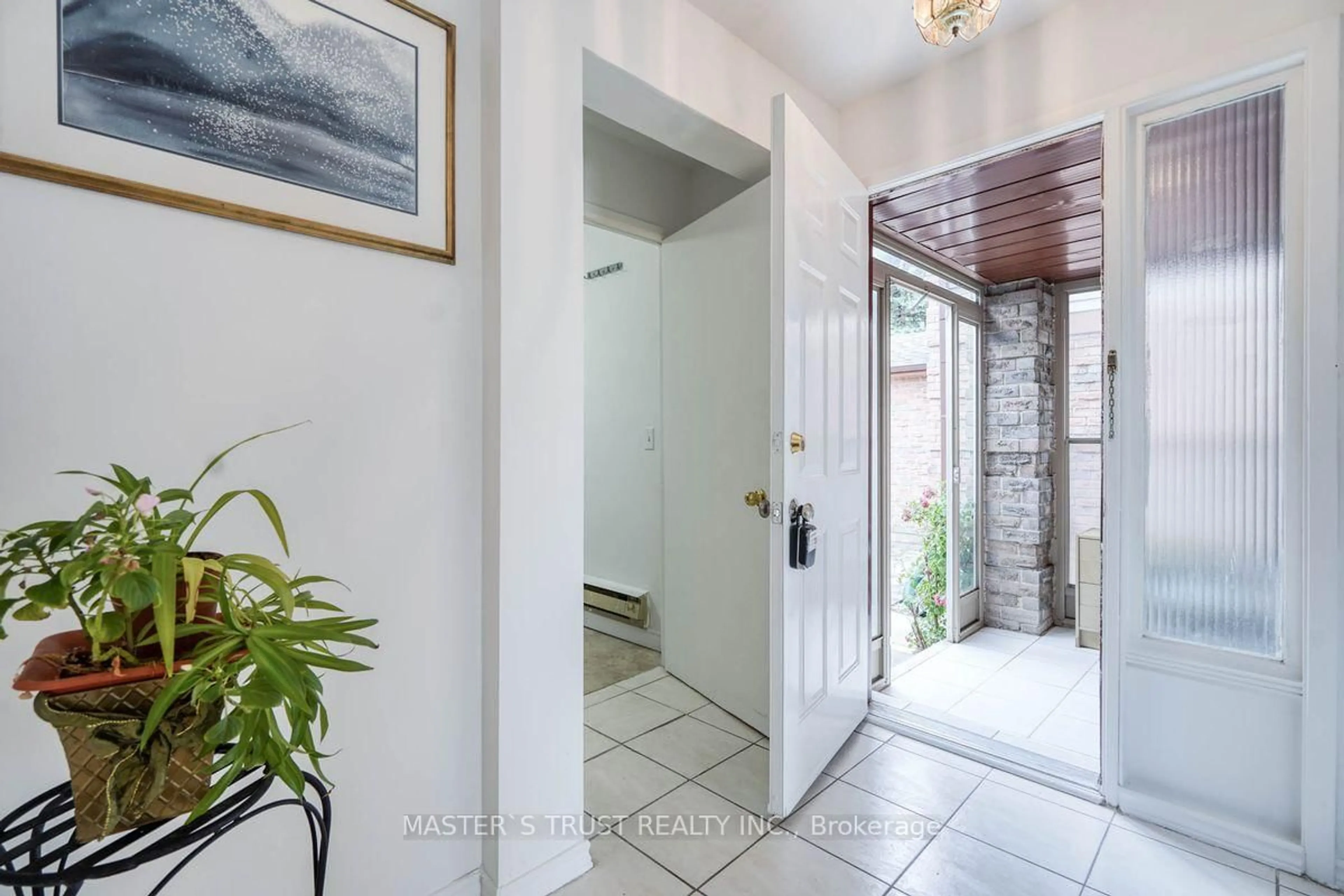 Indoor entryway for 162 Fundy Bay Blvd, Toronto Ontario M1W 3G1