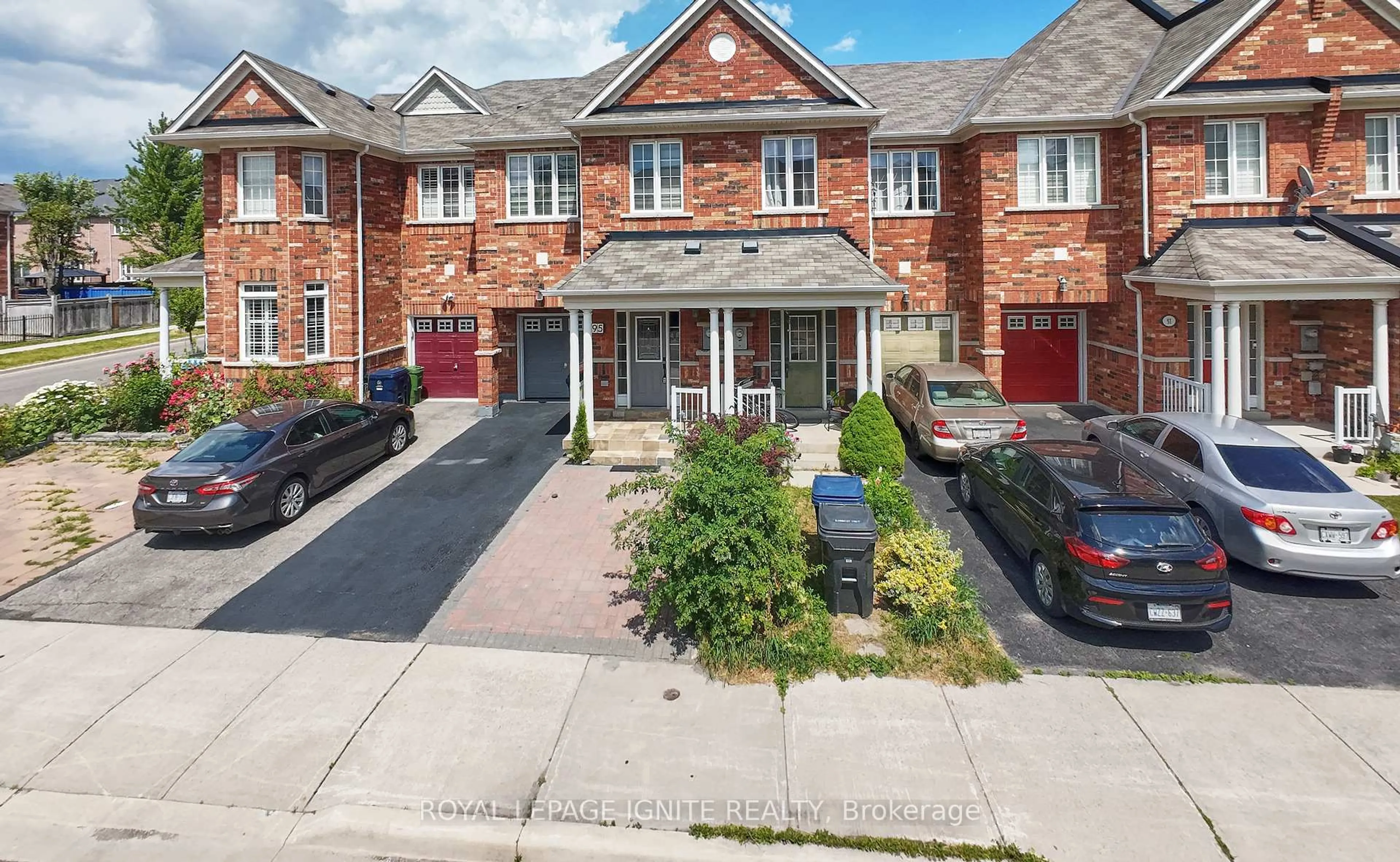 A pic from outside/outdoor area/front of a property/back of a property/a pic from drone, street for 95 Dairy Dr, Toronto Ontario M1L 0E9