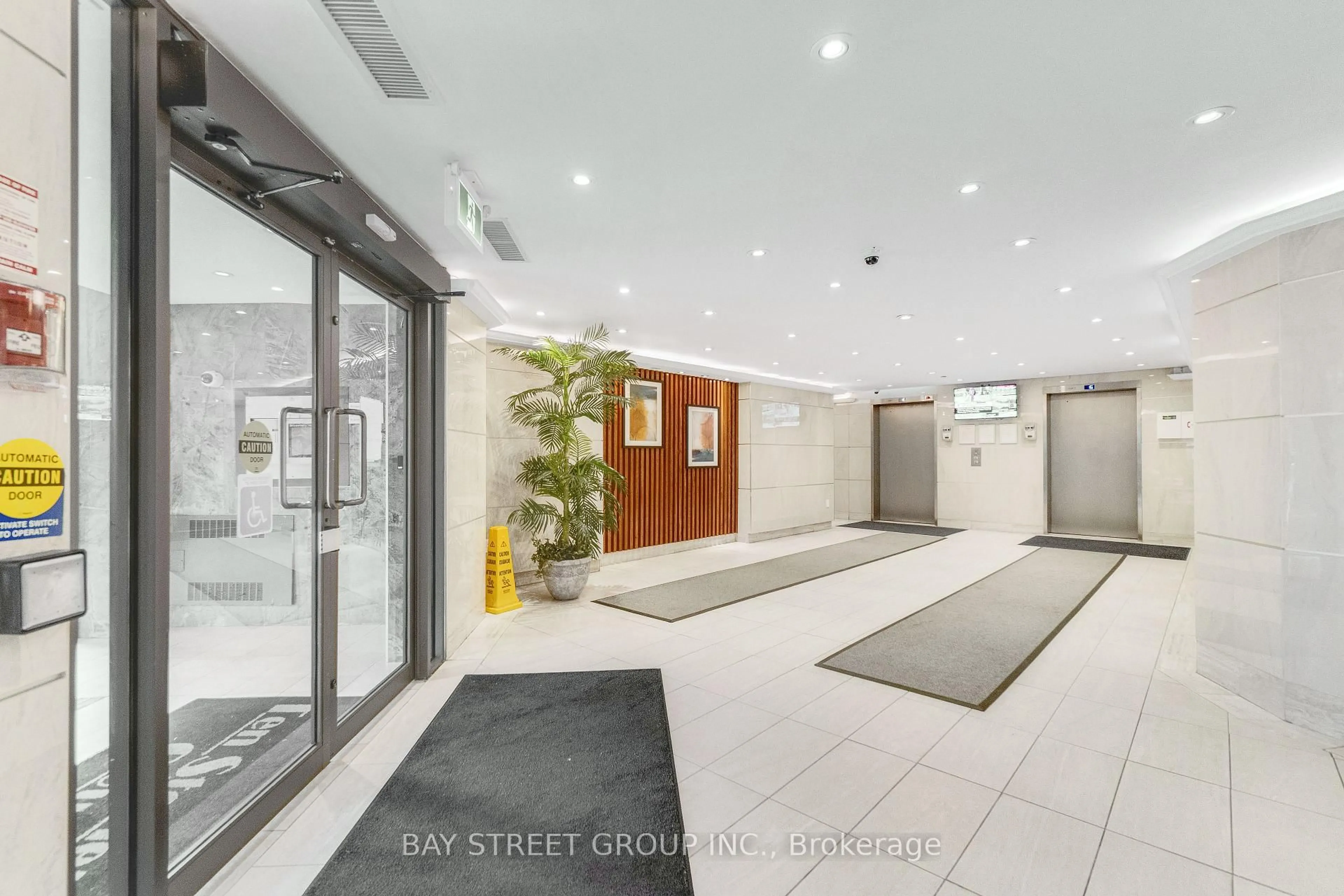 Indoor foyer for 10 Stonehill Crt #1207, Toronto Ontario M1W 2X8