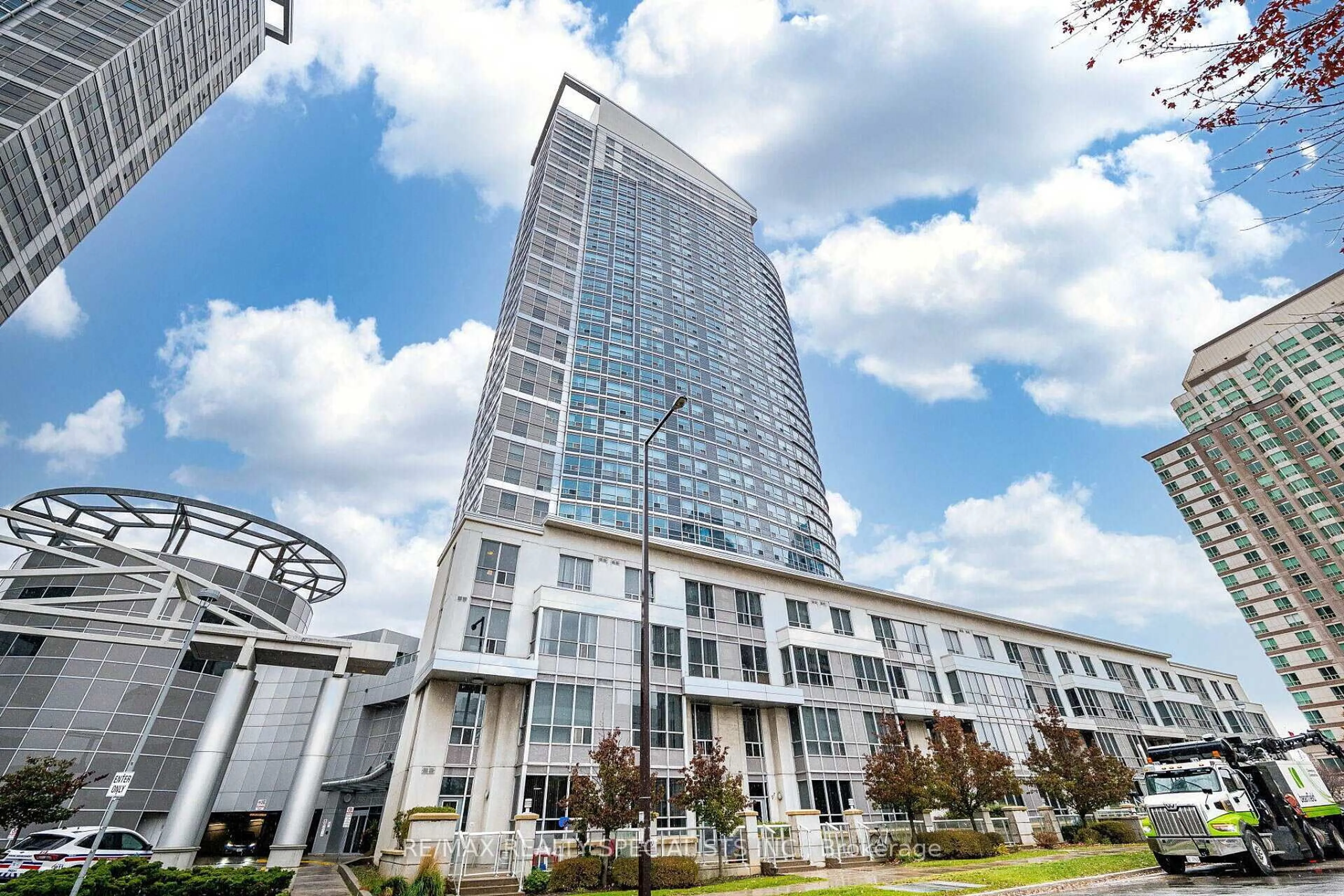 Indoor foyer for 38 Lee Centre Dr #2803, Toronto Ontario M1H 3J7