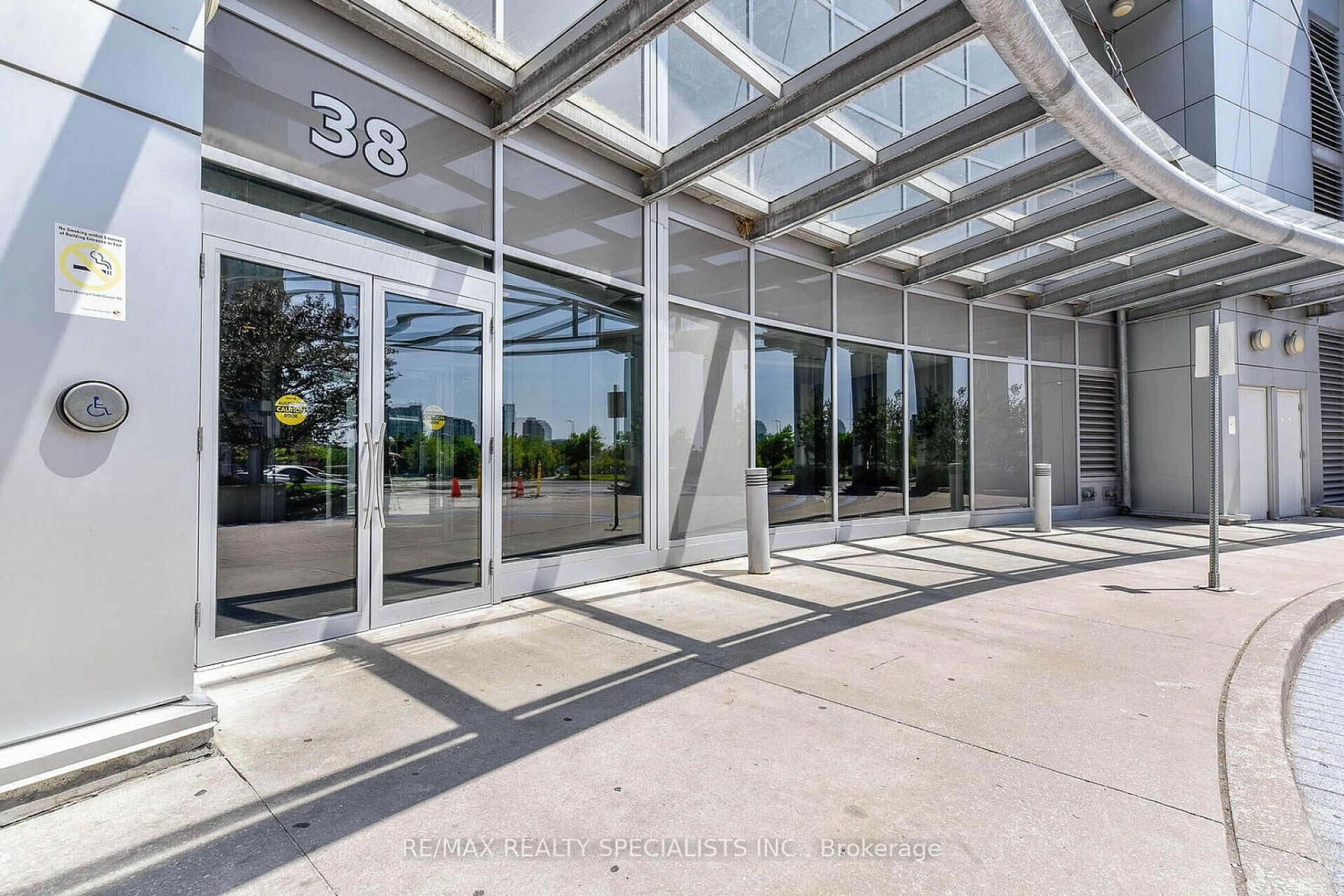 Indoor foyer for 38 Lee Centre Dr #2803, Toronto Ontario M1H 3J7