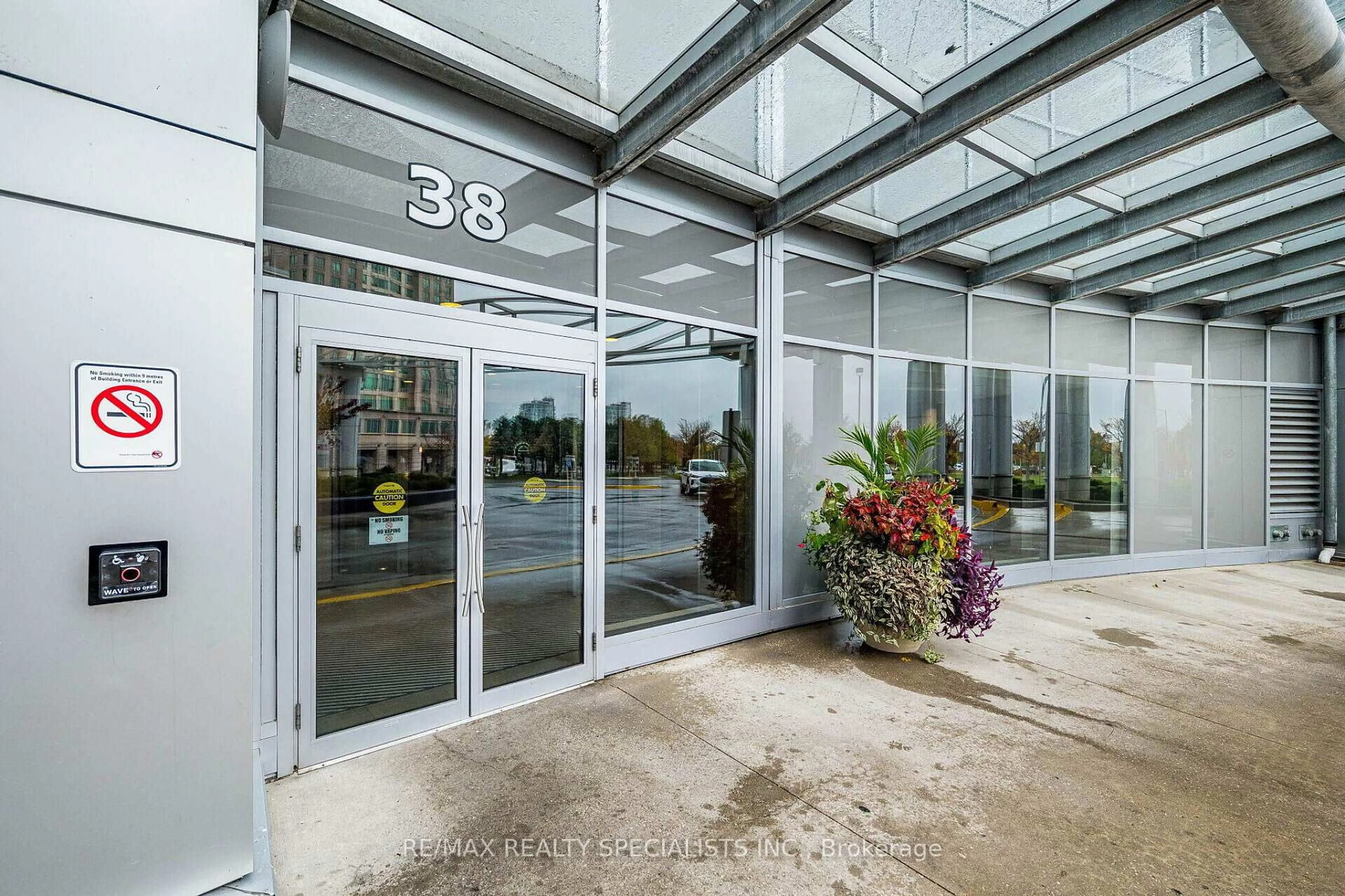 Indoor foyer for 38 Lee Centre Dr #2803, Toronto Ontario M1H 3J7