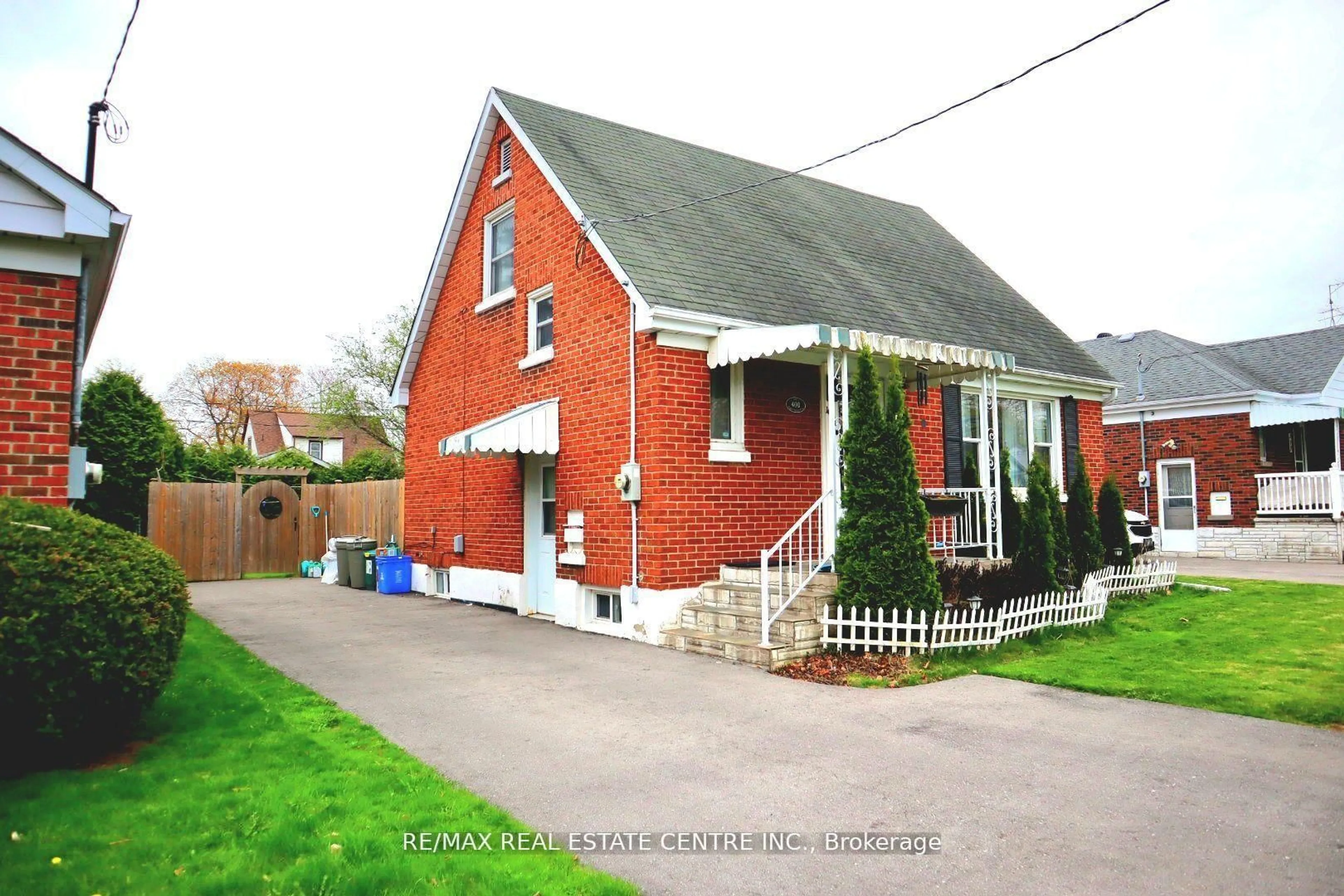 Home with brick exterior material, street for 401 Elgin St, Oshawa Ontario L1G 1V1