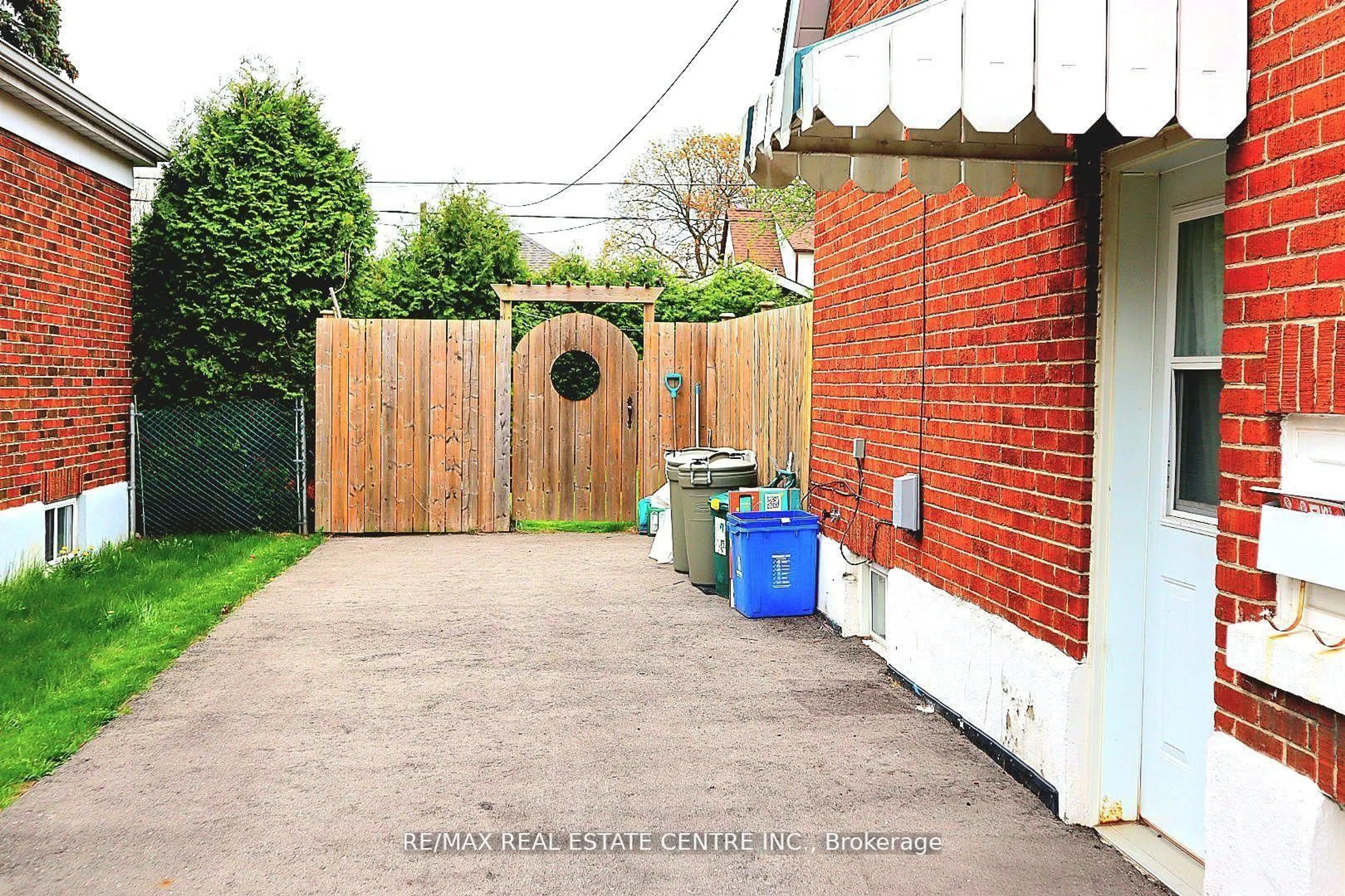 Patio, street for 401 Elgin St, Oshawa Ontario L1G 1V1