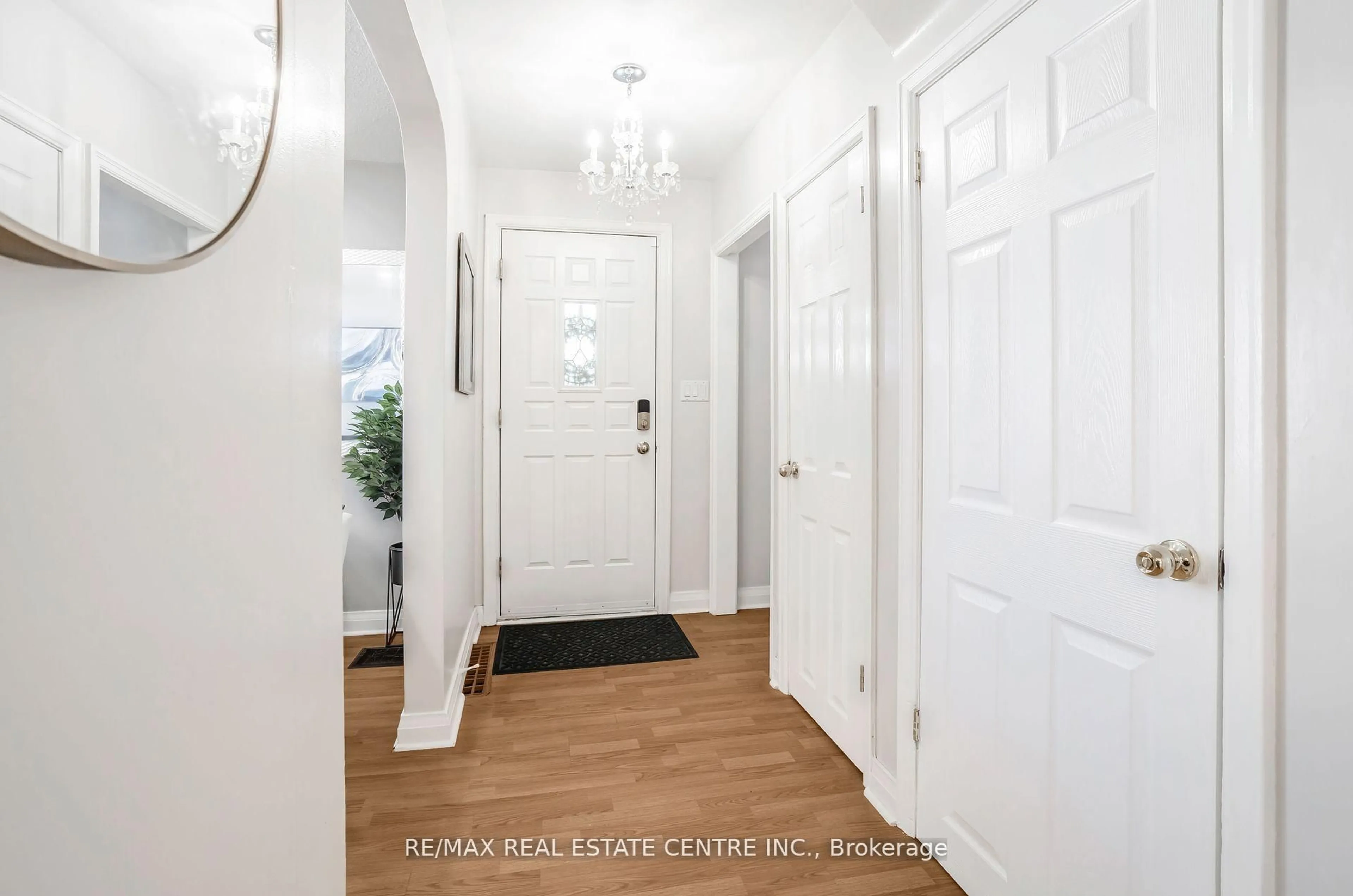 Indoor entryway for 401 Elgin St, Oshawa Ontario L1G 1V1