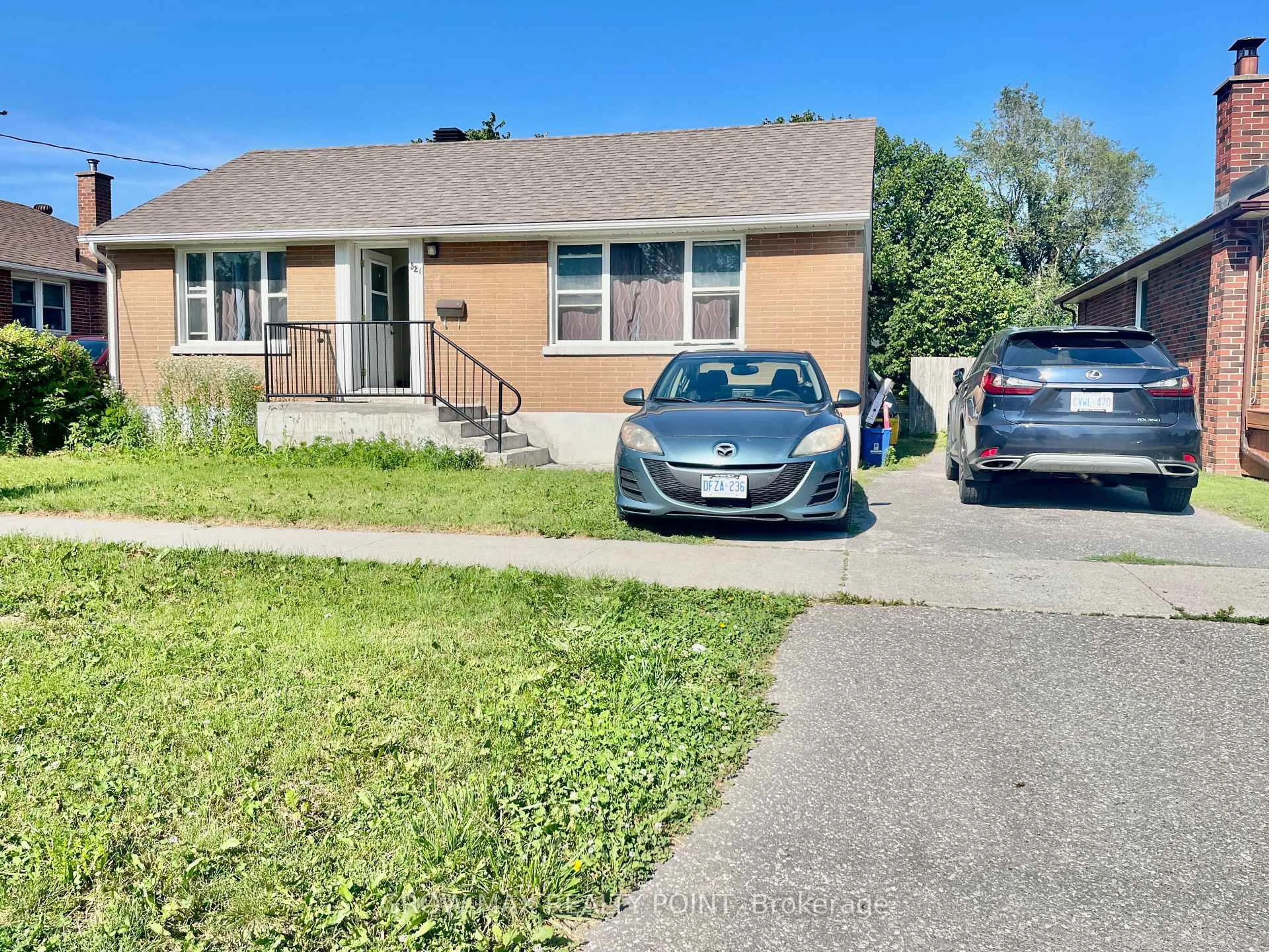 A pic from outside/outdoor area/front of a property/back of a property/a pic from drone, street for 321 Highland Ave, Oshawa Ontario L1H 6B1