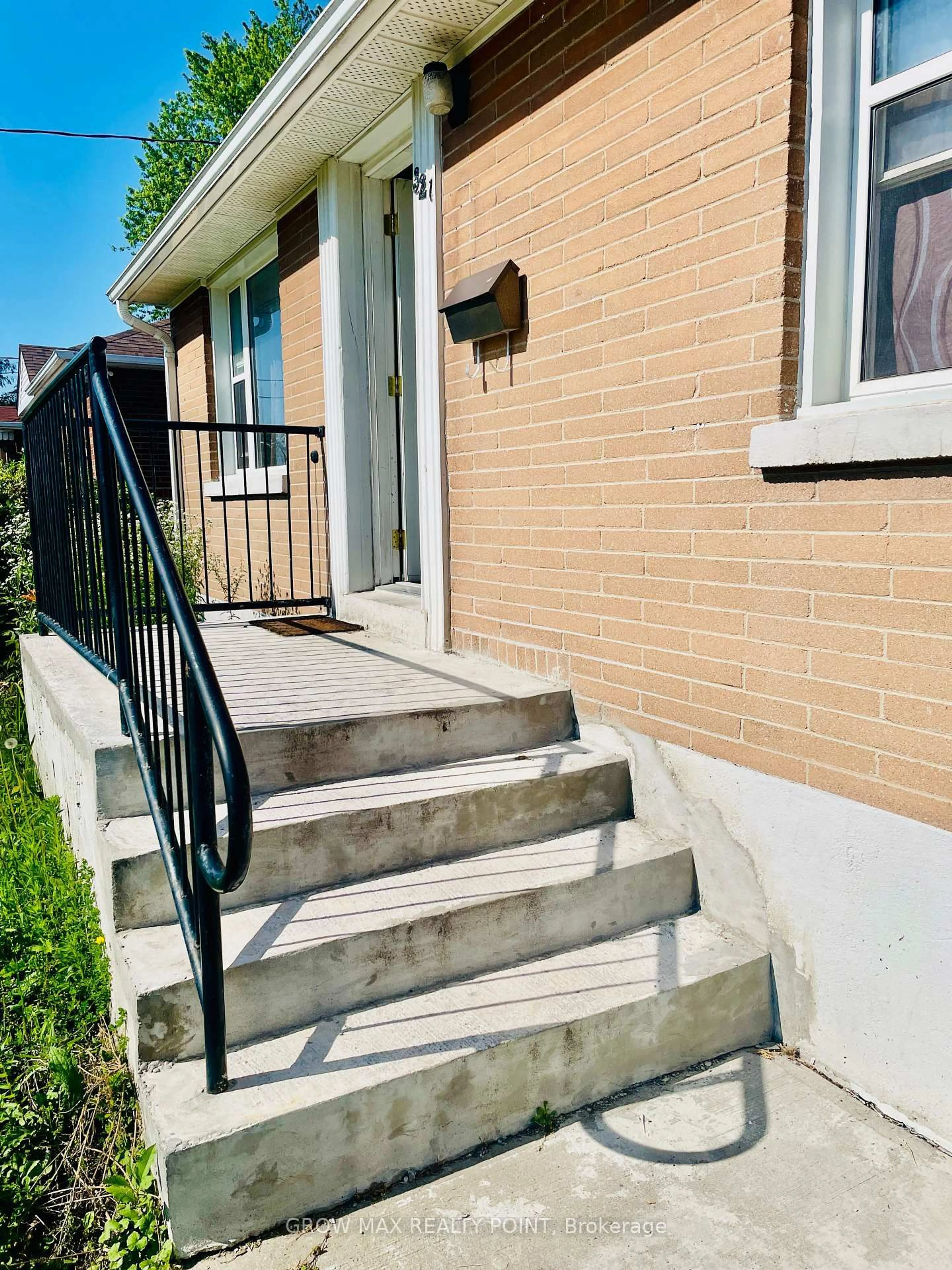 Stairs for 321 Highland Ave, Oshawa Ontario L1H 6B1