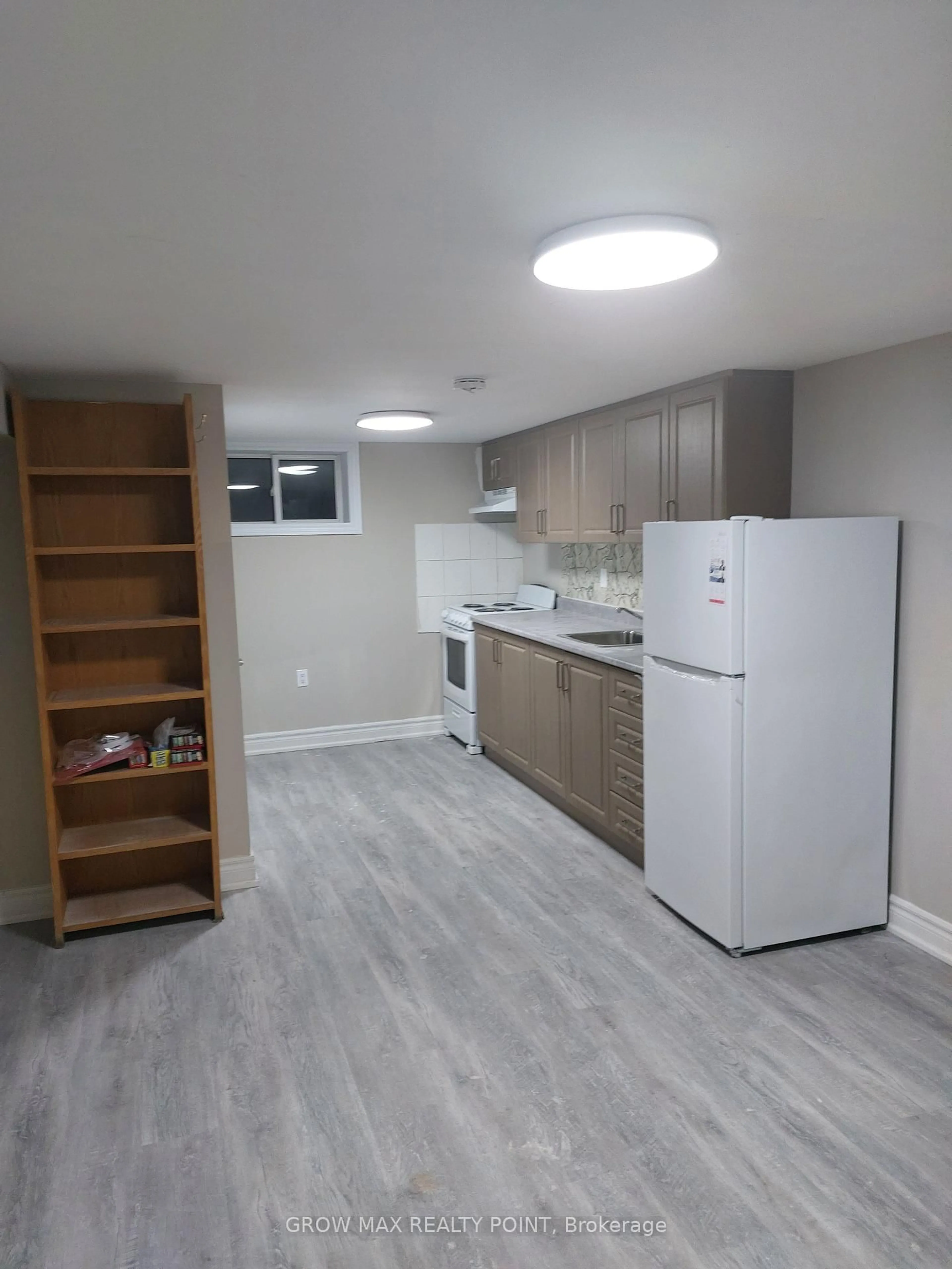 Standard kitchen, wood/laminate floor for 321 Highland Ave, Oshawa Ontario L1H 6B1