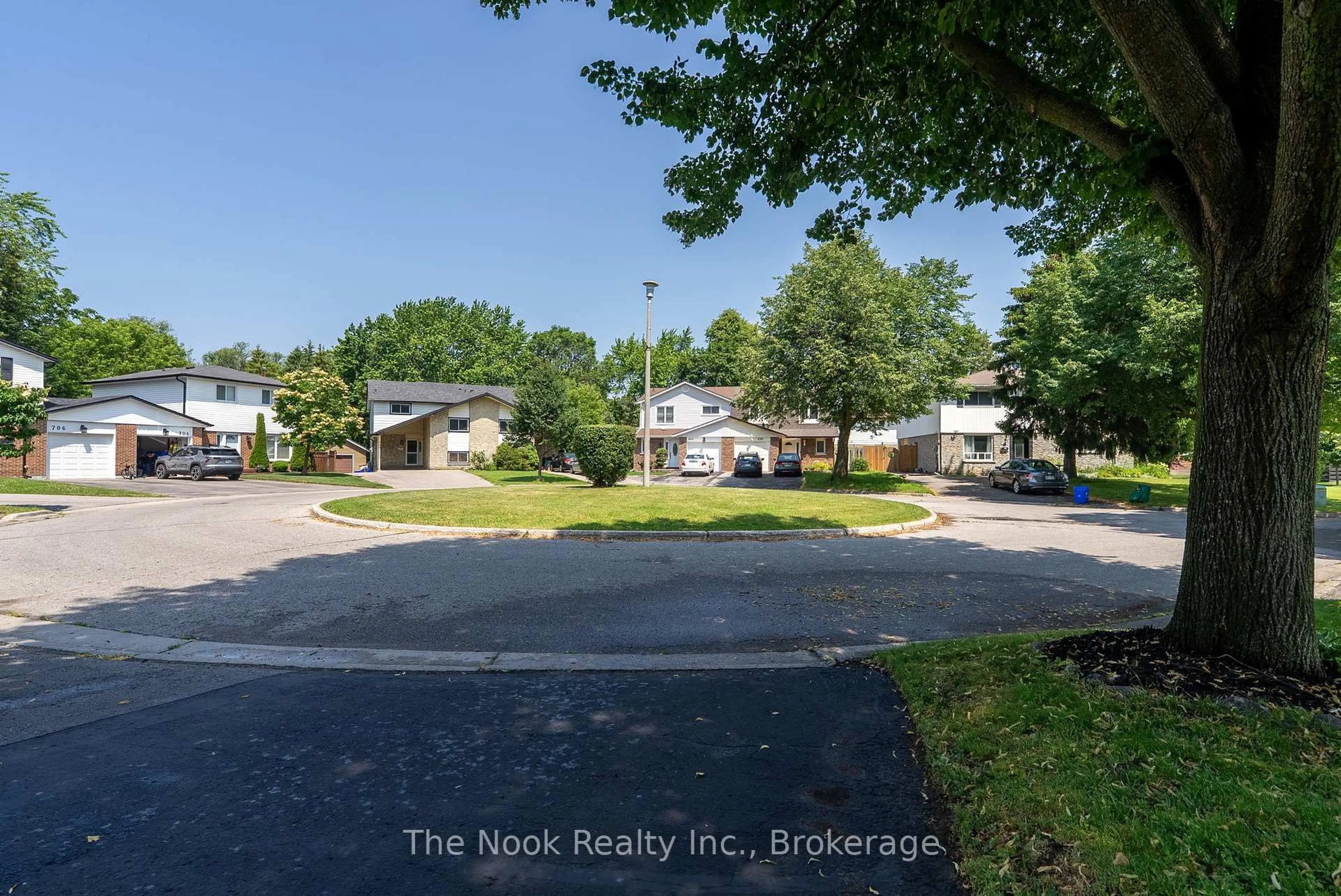 Unknown for 693 Nairn Crt, Oshawa Ontario L1J 6H5
