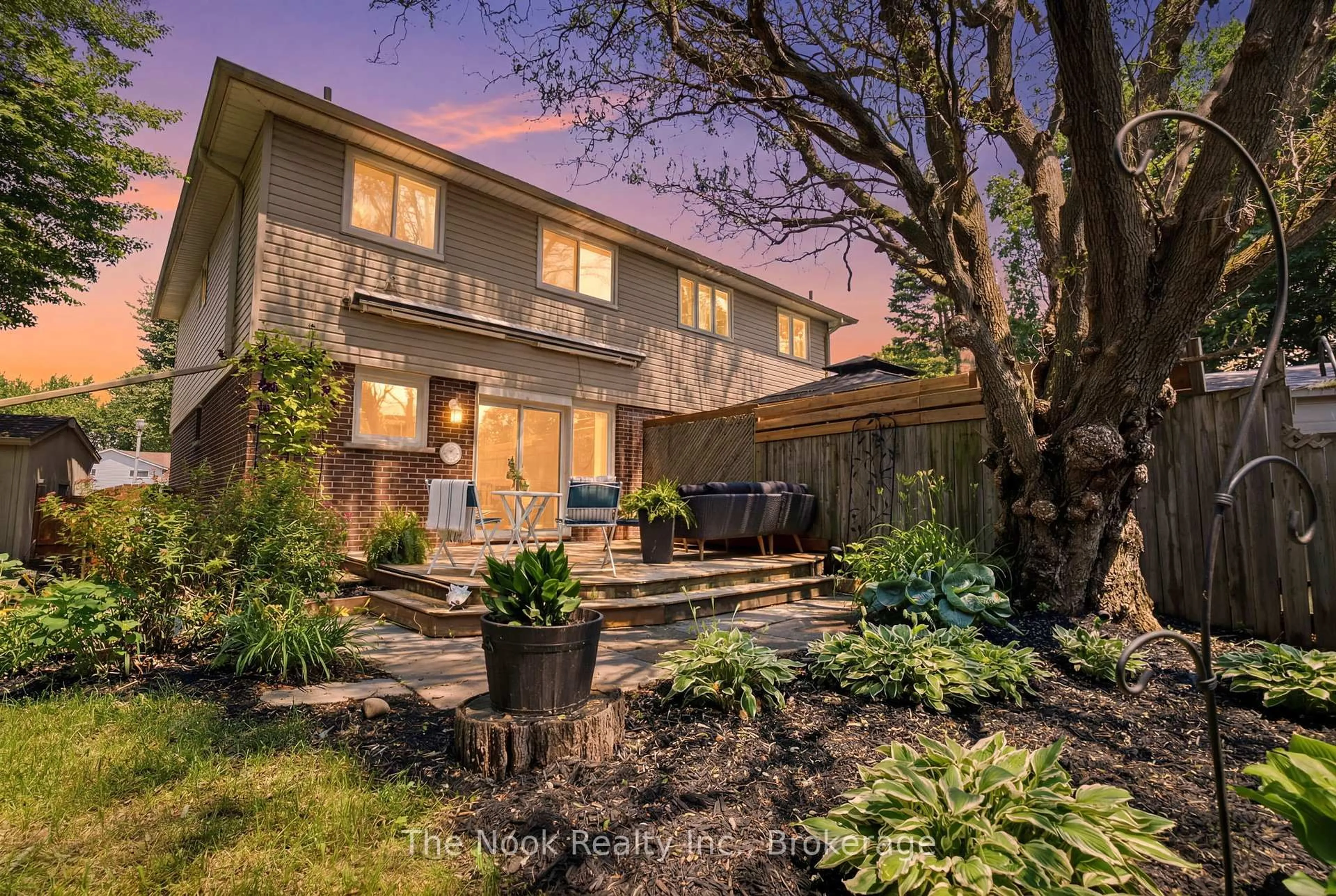 A pic from outside/outdoor area/front of a property/back of a property/a pic from drone, street for 693 Nairn Crt, Oshawa Ontario L1J 6H5