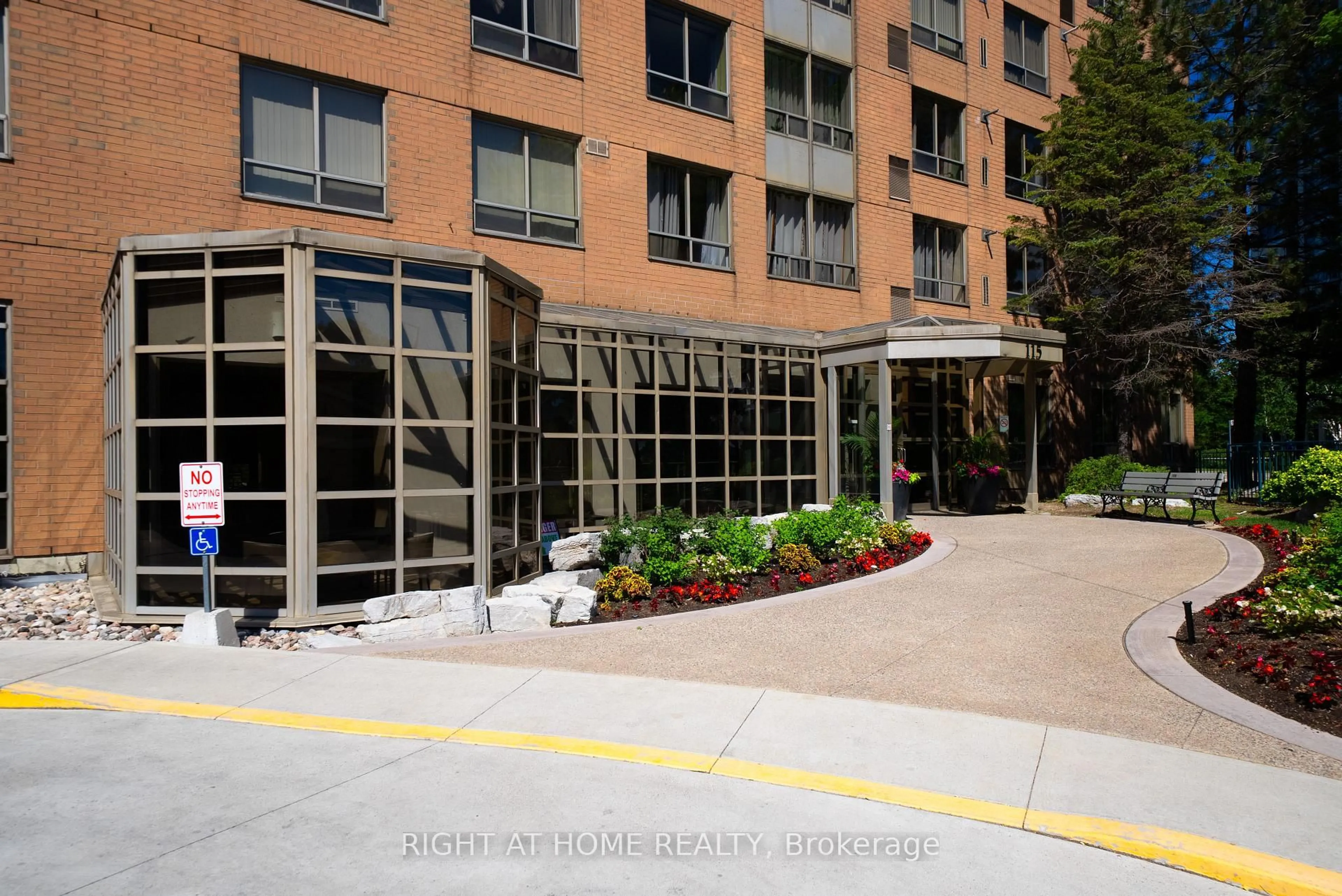 Unknown for 115 Omni Dr #709, Toronto Ontario M1P 5B4