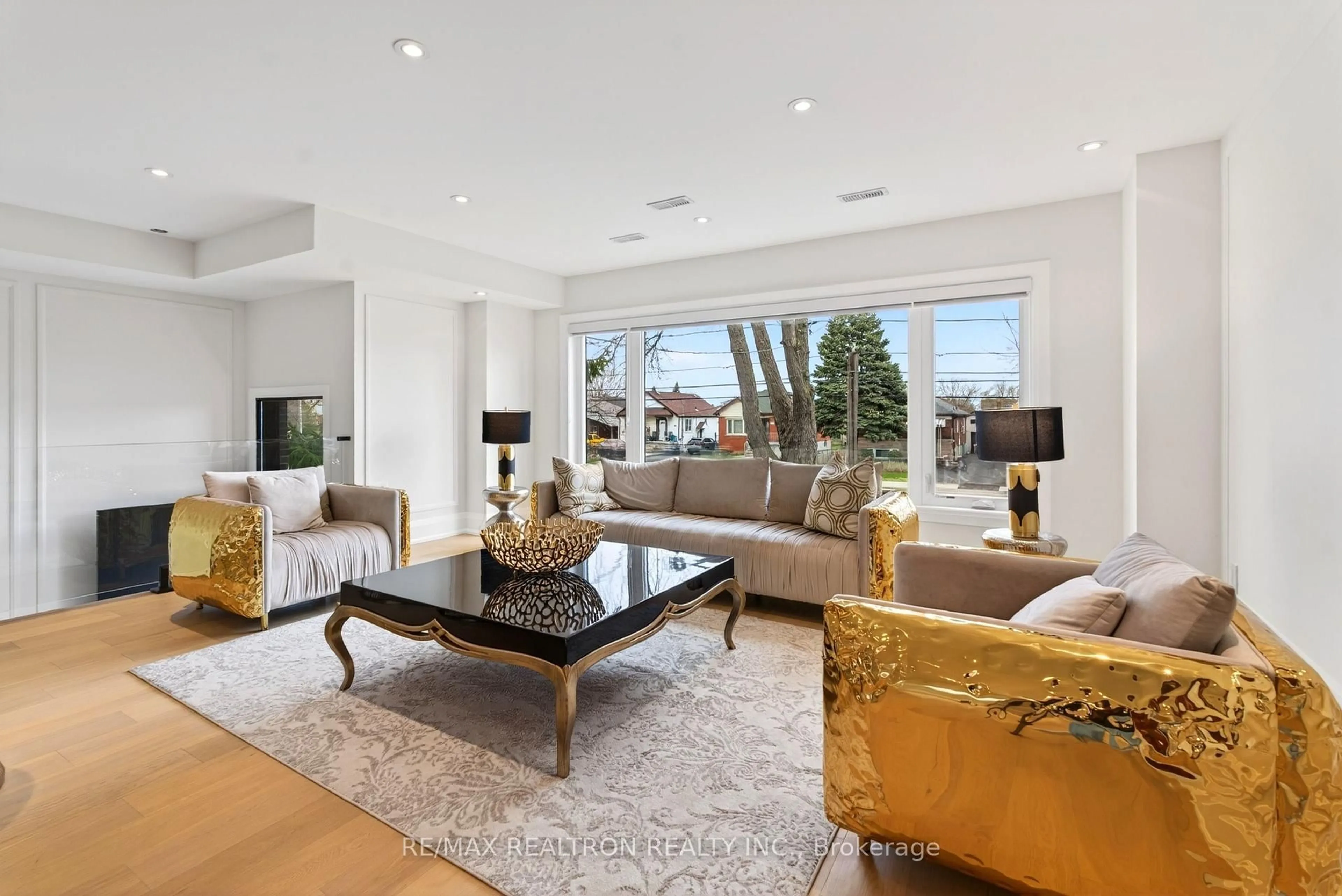 Living room with furniture, unknown for 792 Midland Ave, Toronto Ontario M1K 4E7