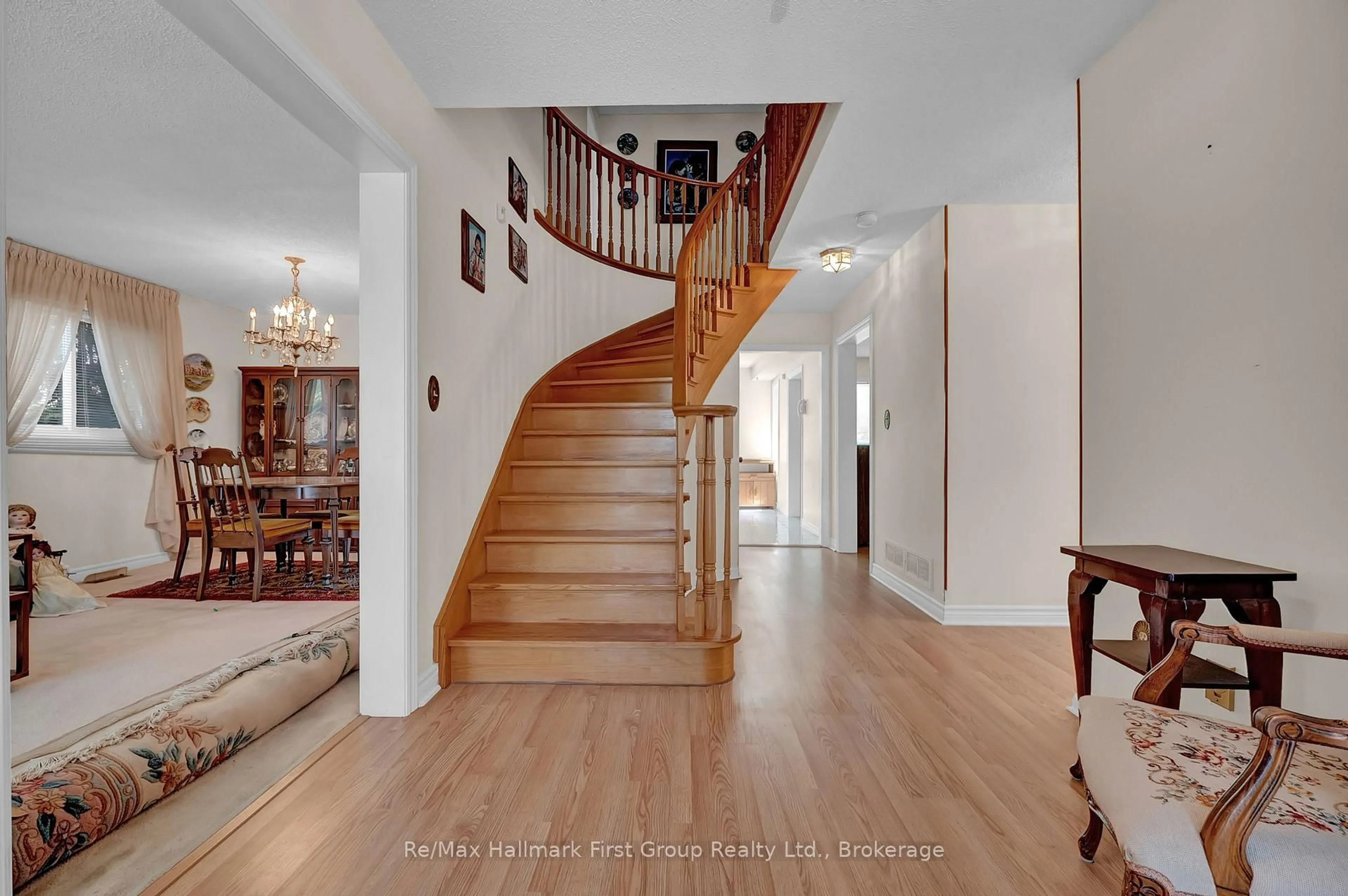 Indoor foyer for 1911 Rosebank Rd, Pickering Ontario L1V 1P7