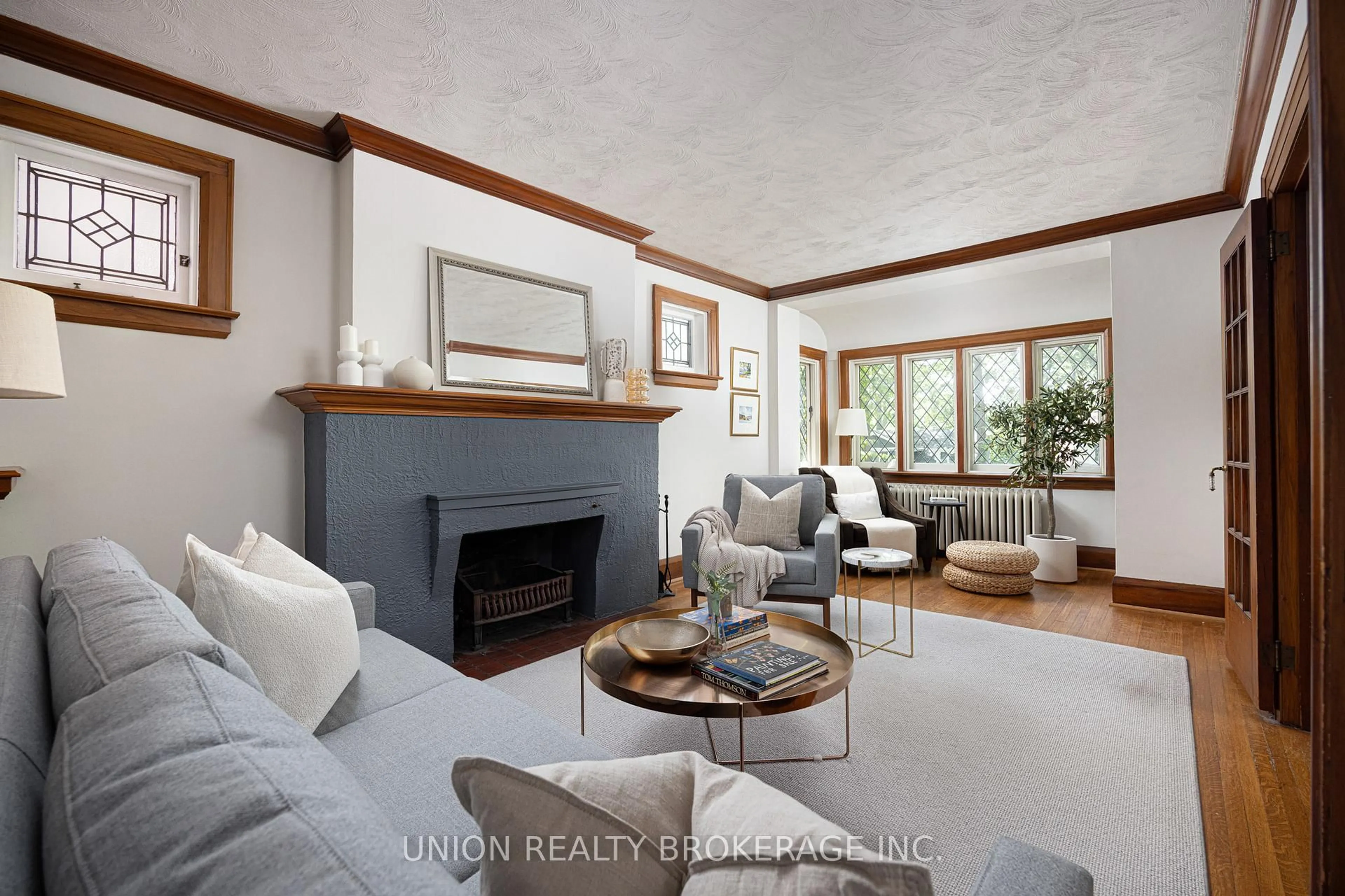 Living room with furniture, unknown for 51 Pine Cres, Toronto Ontario M4E 1L3
