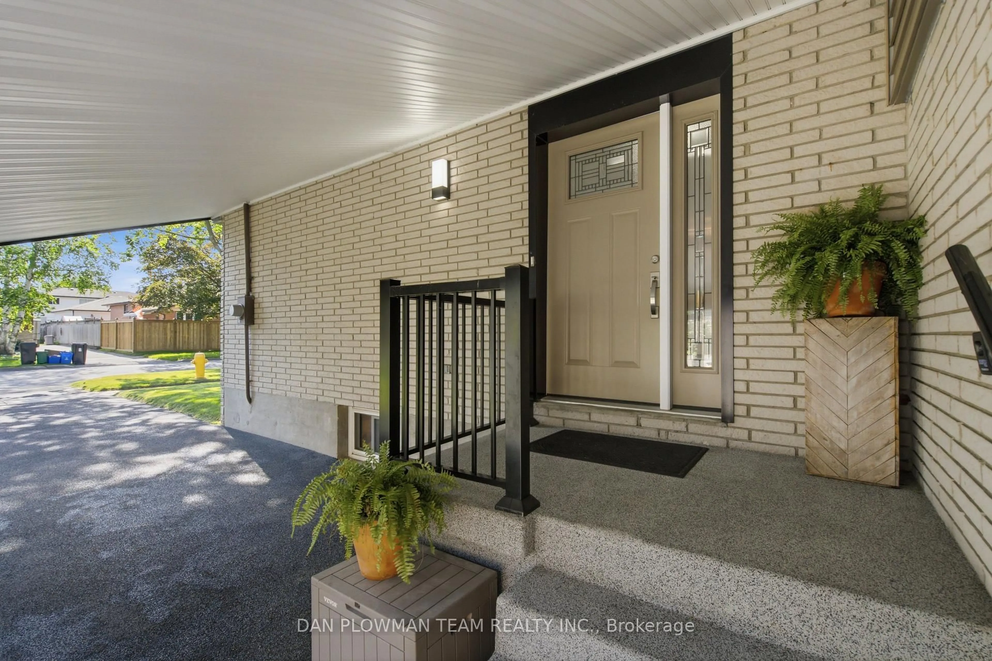 Indoor entryway for 13 Strike Ave, Clarington Ontario L1C 1K2