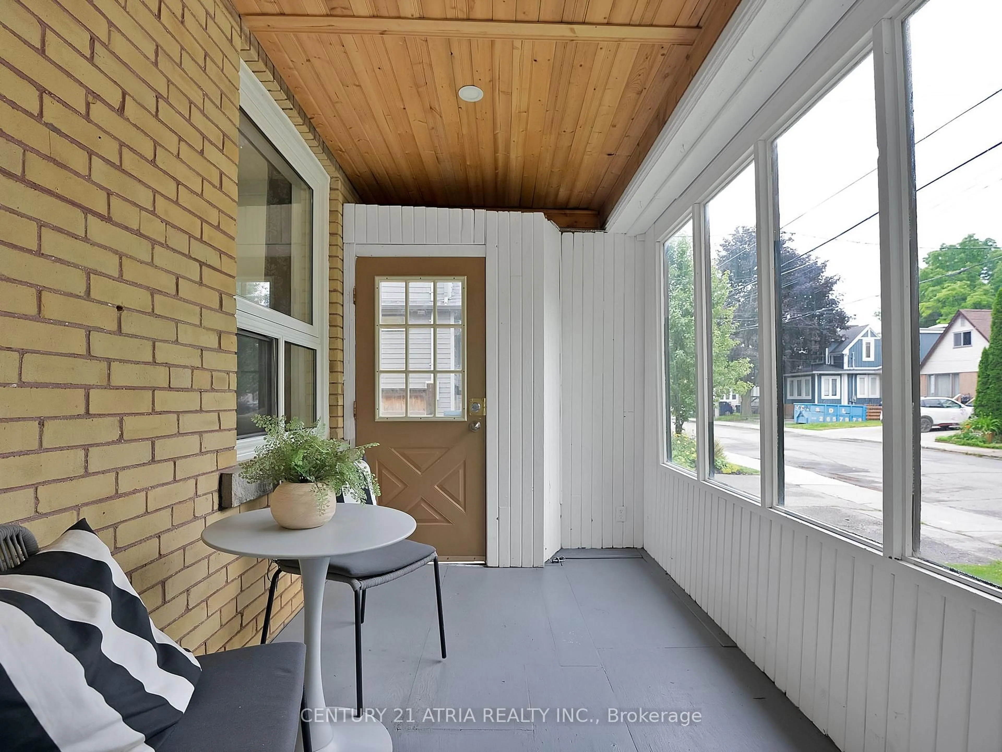 Indoor entryway for 32 Rosevear Ave, Toronto Ontario M4C 1Z3
