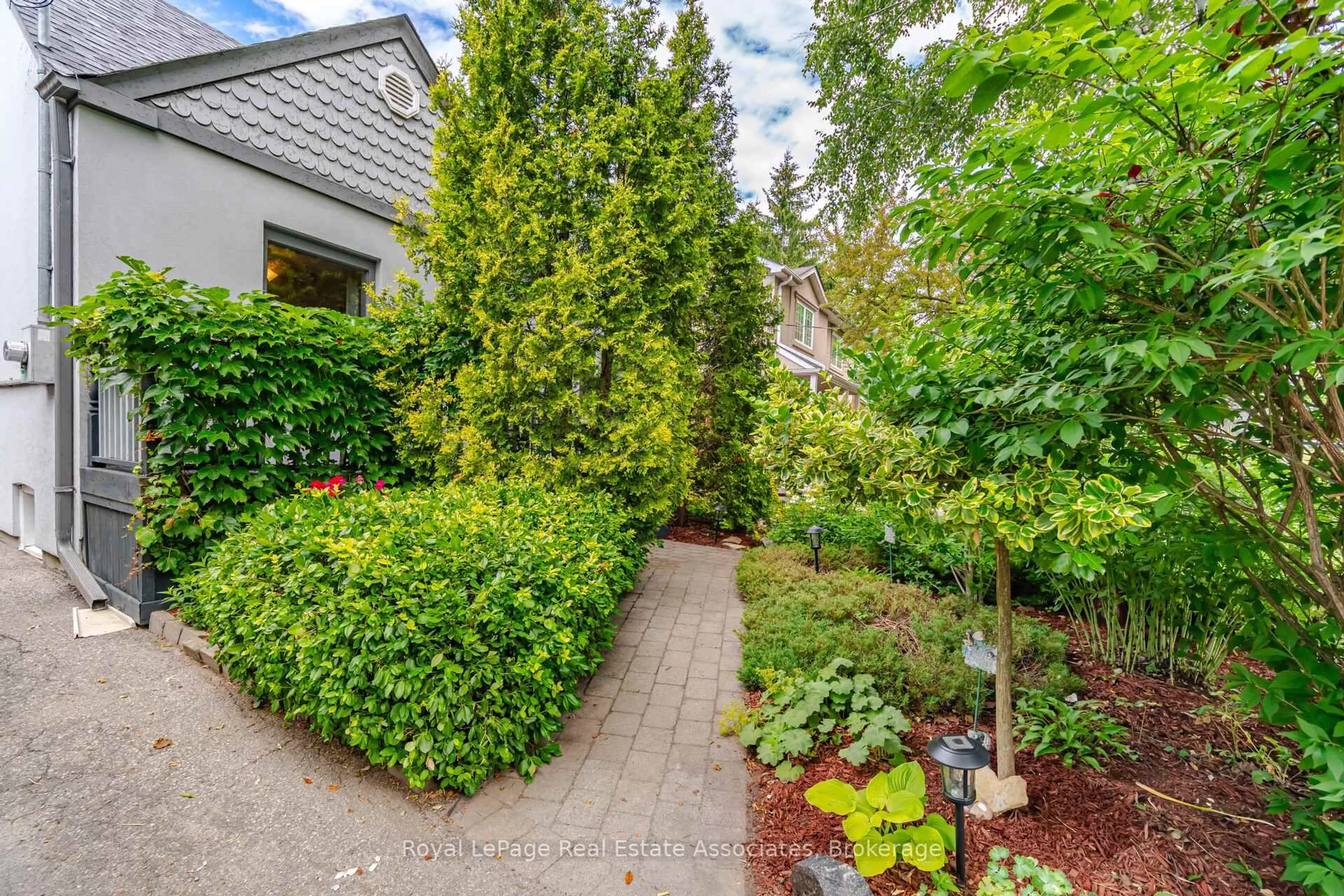 Patio, street for 32 Plaxton Dr, Toronto Ontario M4B 2P9