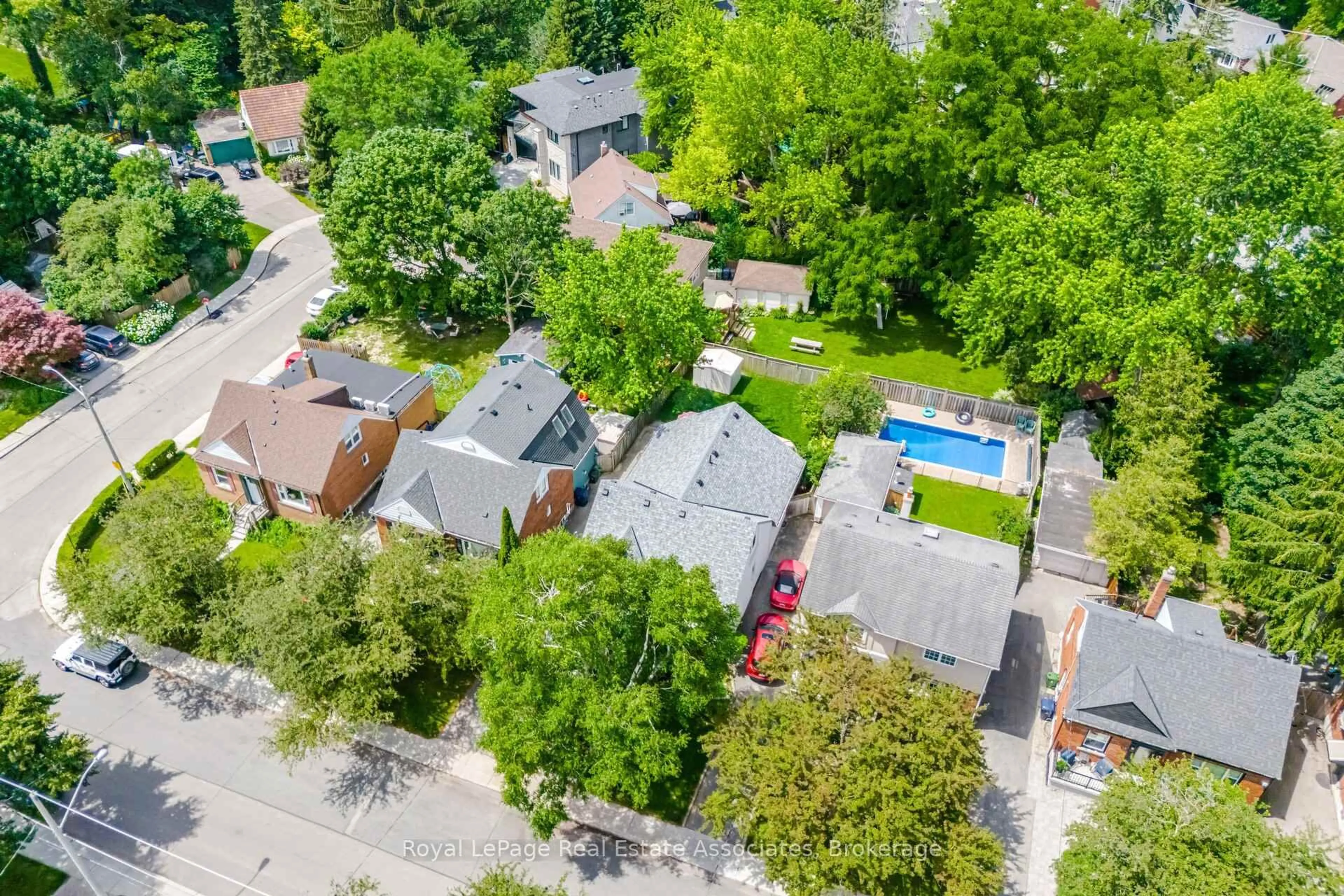 A pic from outside/outdoor area/front of a property/back of a property/a pic from drone, street for 32 Plaxton Dr, Toronto Ontario M4B 2P9