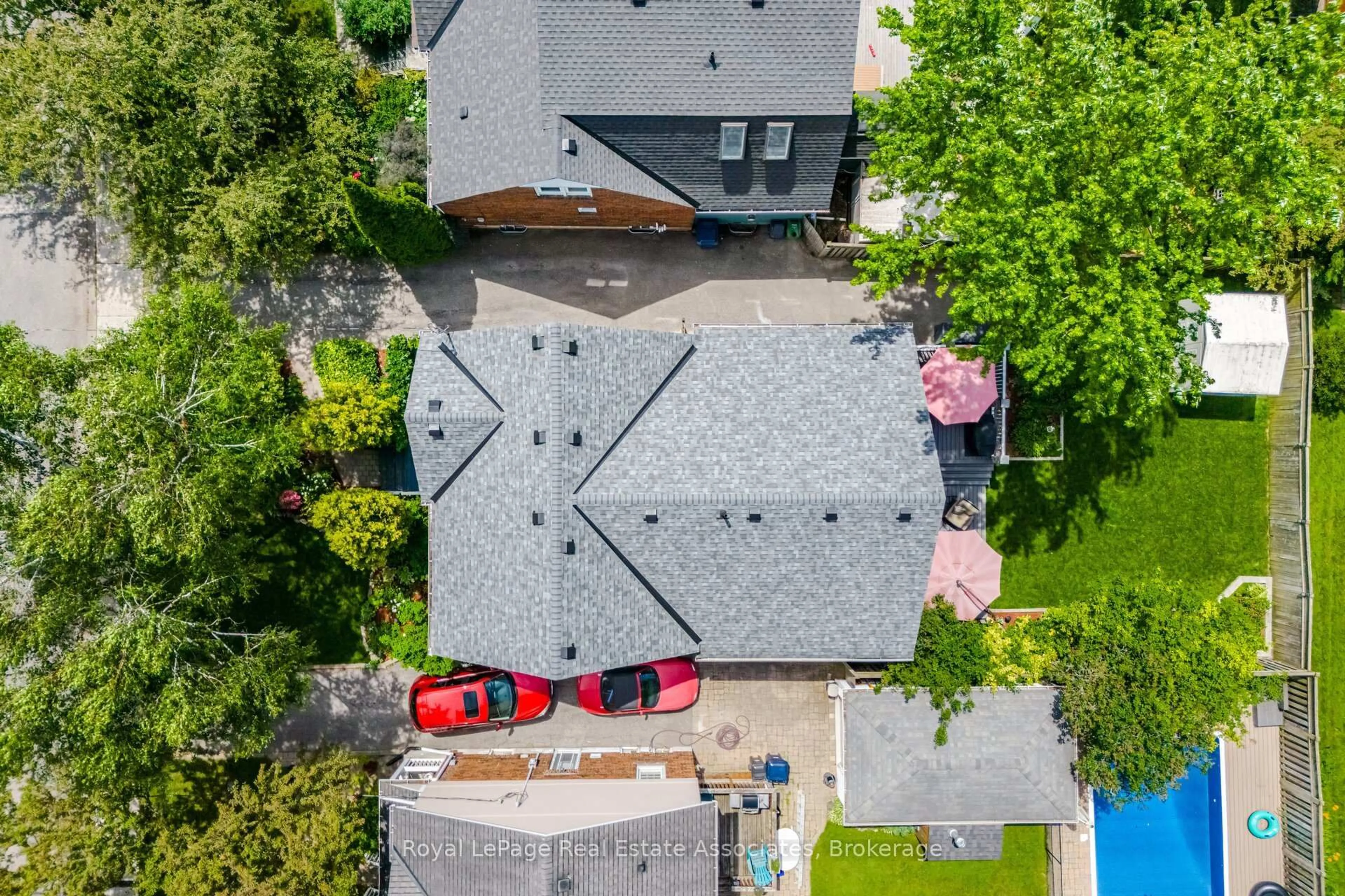 A pic from outside/outdoor area/front of a property/back of a property/a pic from drone, street for 32 Plaxton Dr, Toronto Ontario M4B 2P9
