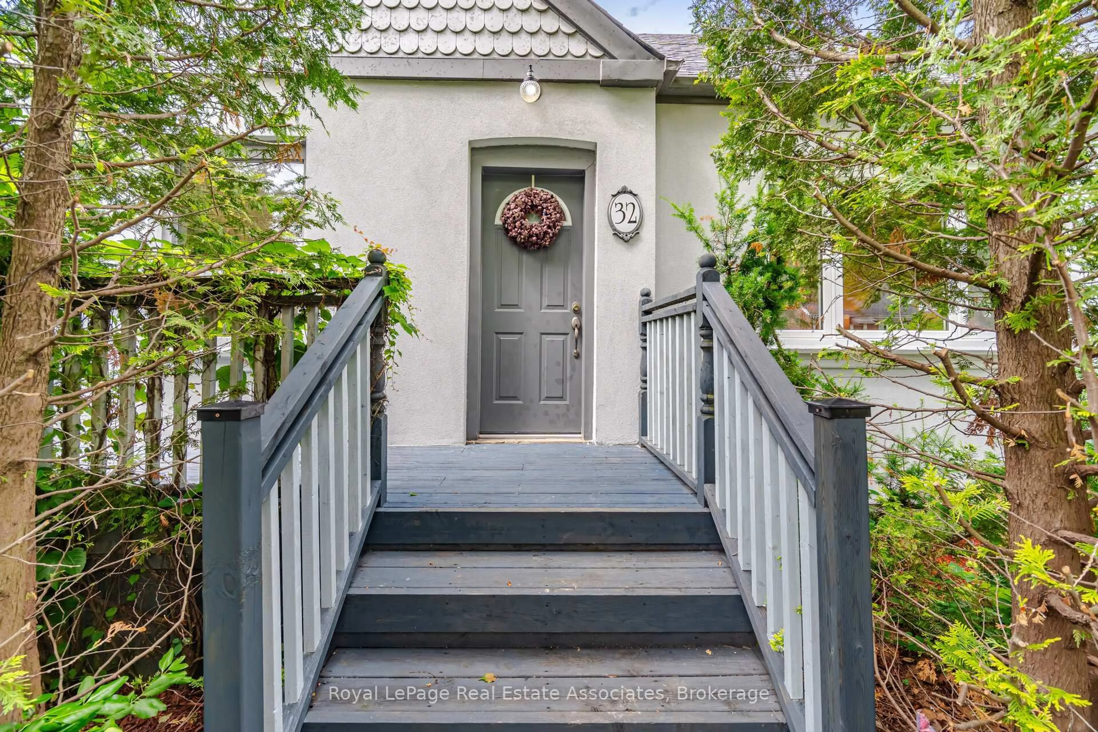 Unknown for 32 Plaxton Dr, Toronto Ontario M4B 2P9