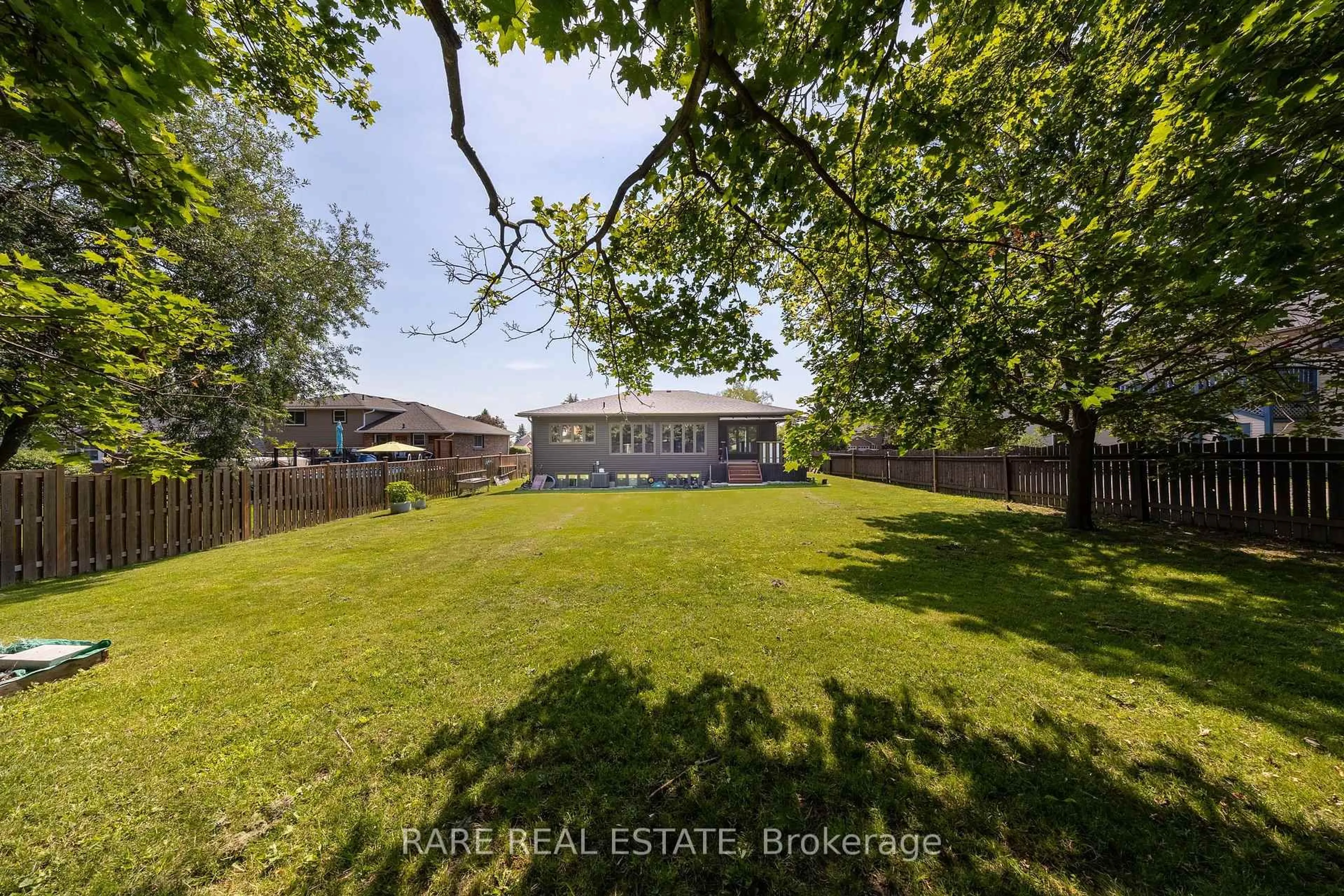 A pic from outside/outdoor area/front of a property/back of a property/a pic from drone, unknown for 258 Union Av Ave, Scugog Ontario L9L 1C2