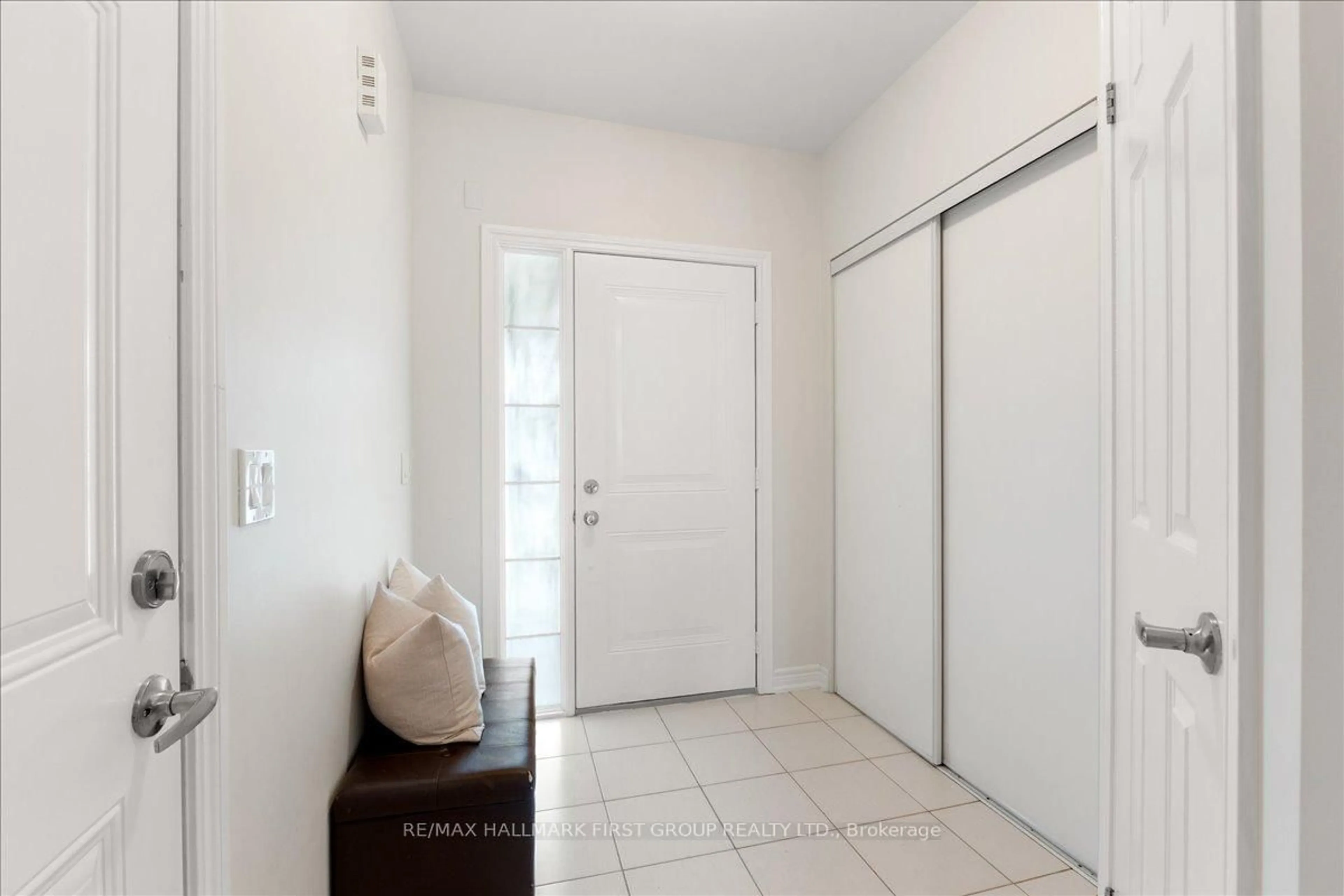 Indoor entryway for 2361 Steeplechase St, Oshawa Ontario L1L 0E3