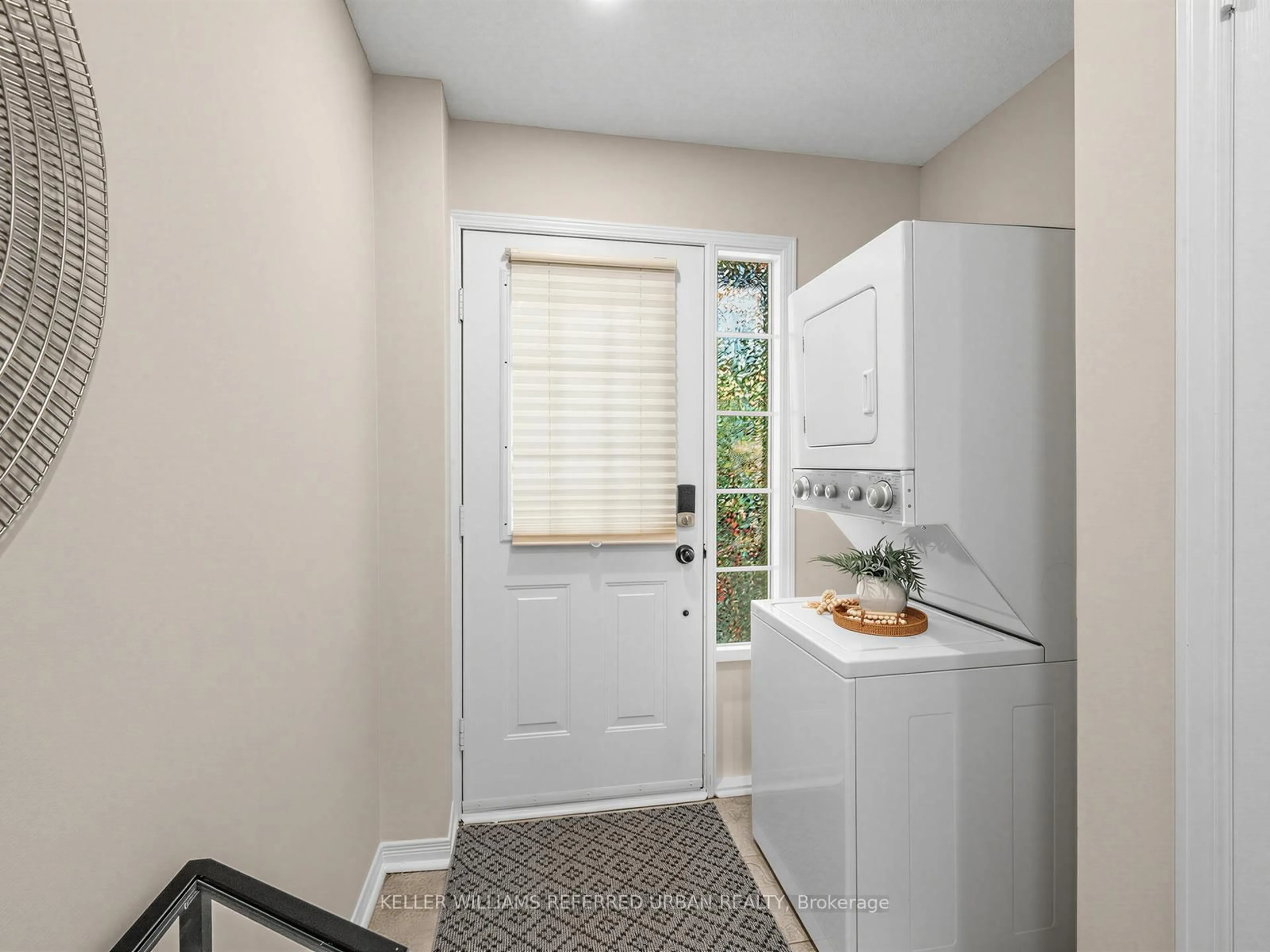 Indoor entryway for 16 Guillet St, Toronto Ontario M4B 3N8