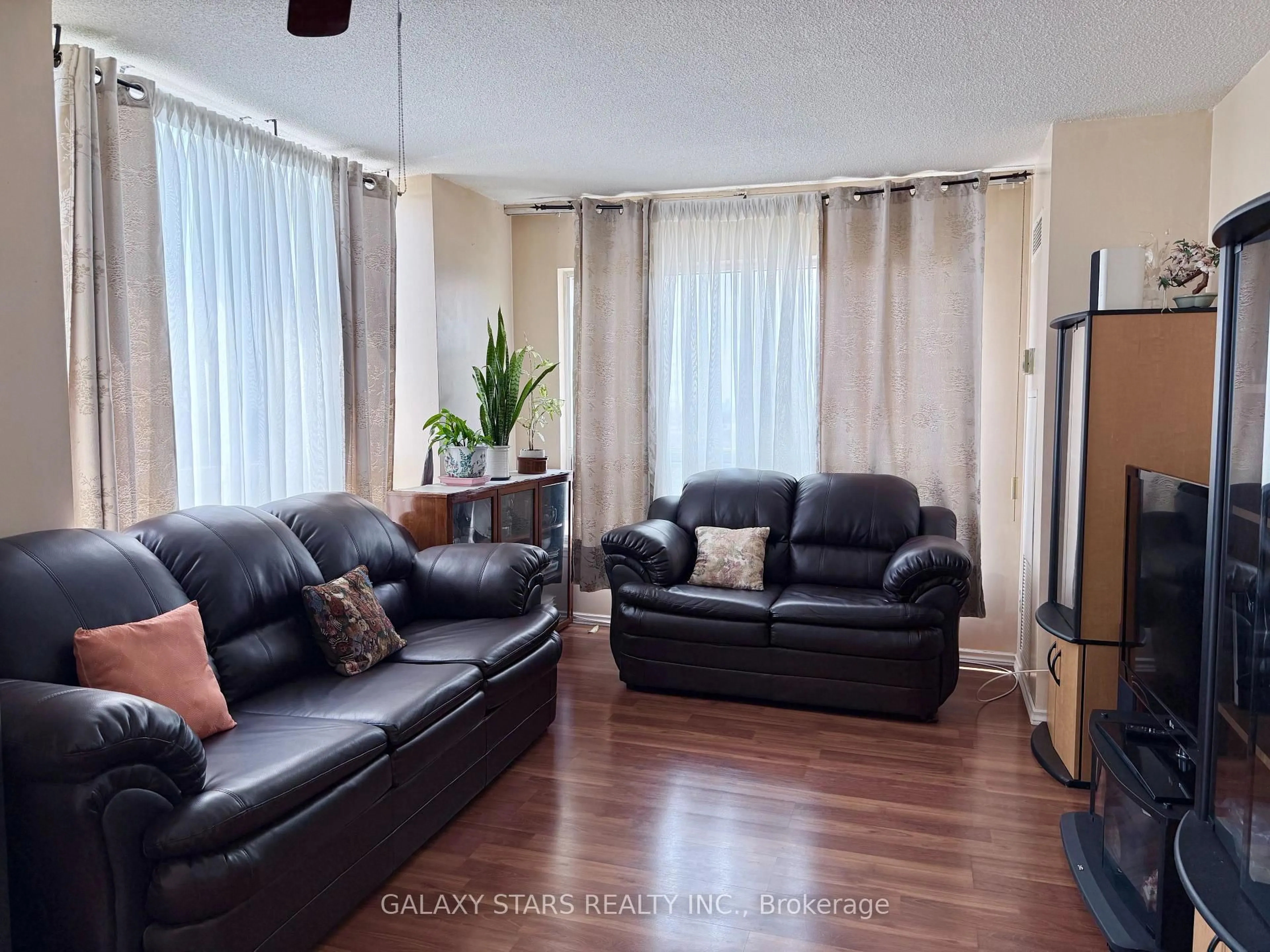 Living room with furniture, wood/laminate floor for 2550 Lawrence Ave #1410, Toronto Ontario M1P 4Z3