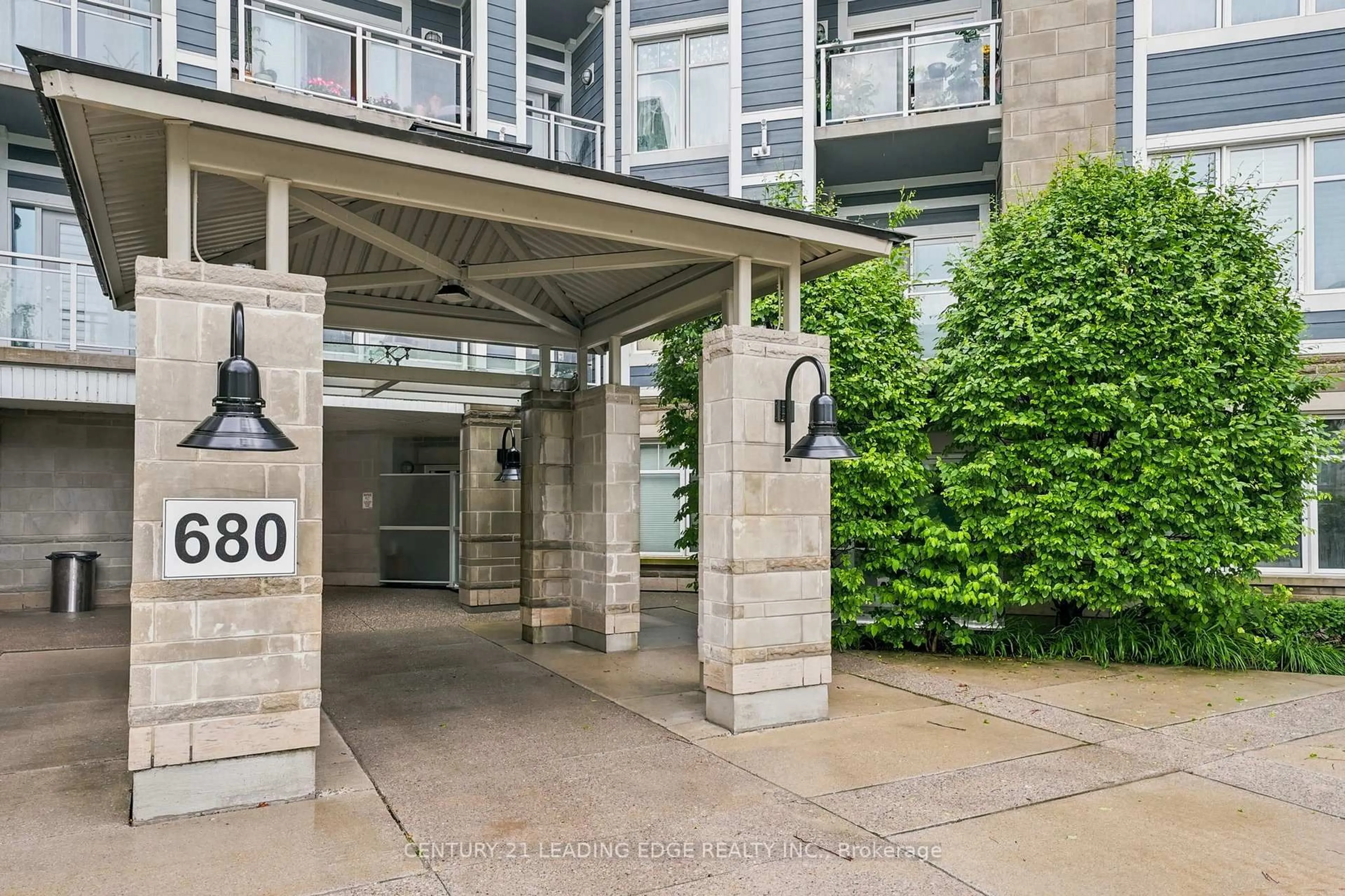 Indoor foyer for 680 Gordon St #103, Whitby Ontario L1N 0L2