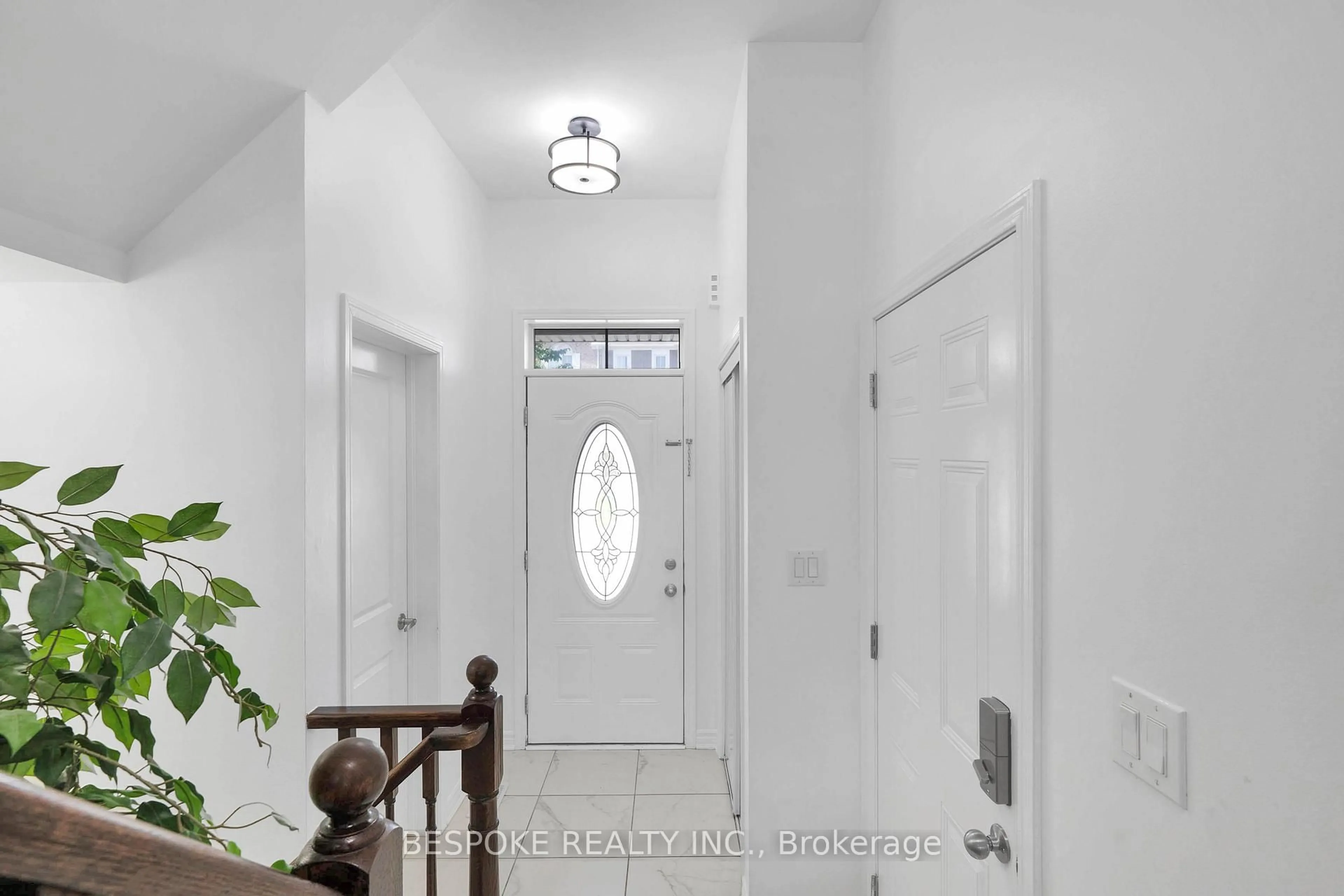 Indoor entryway for 136 Coho Dr, Whitby Ontario L1P 0K6