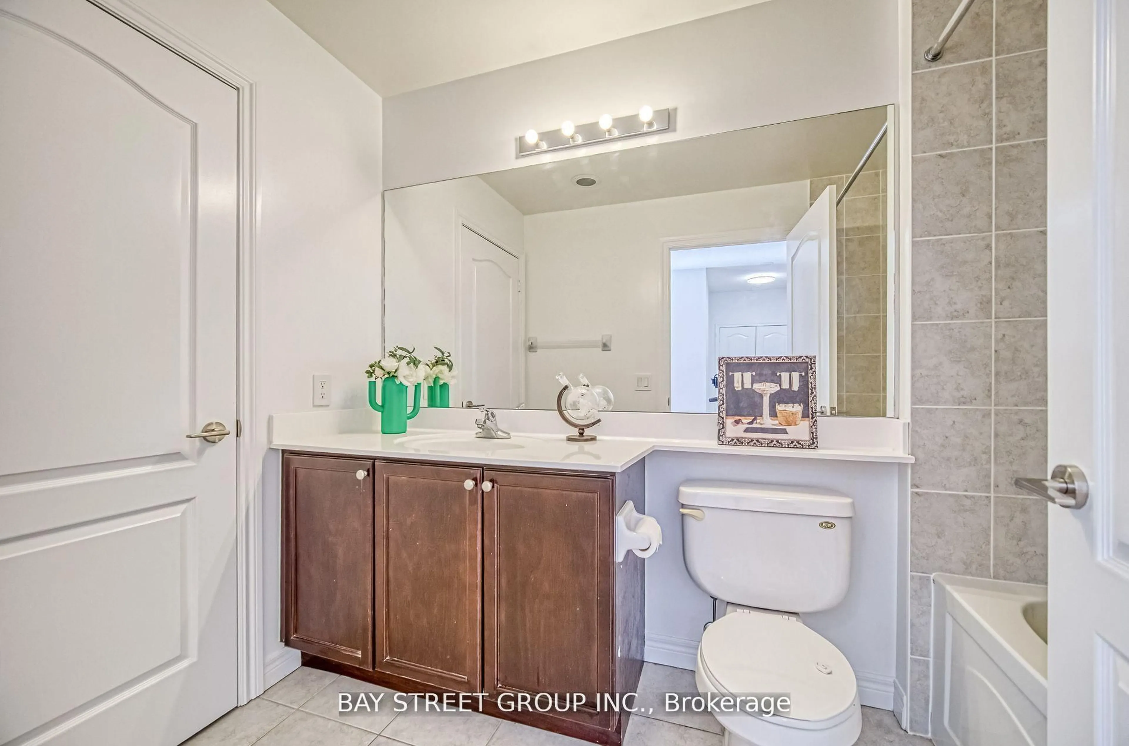 Standard bathroom, unknown for 70 Town Centre Crt #Ph#3603, Toronto Ontario M1P 0B2