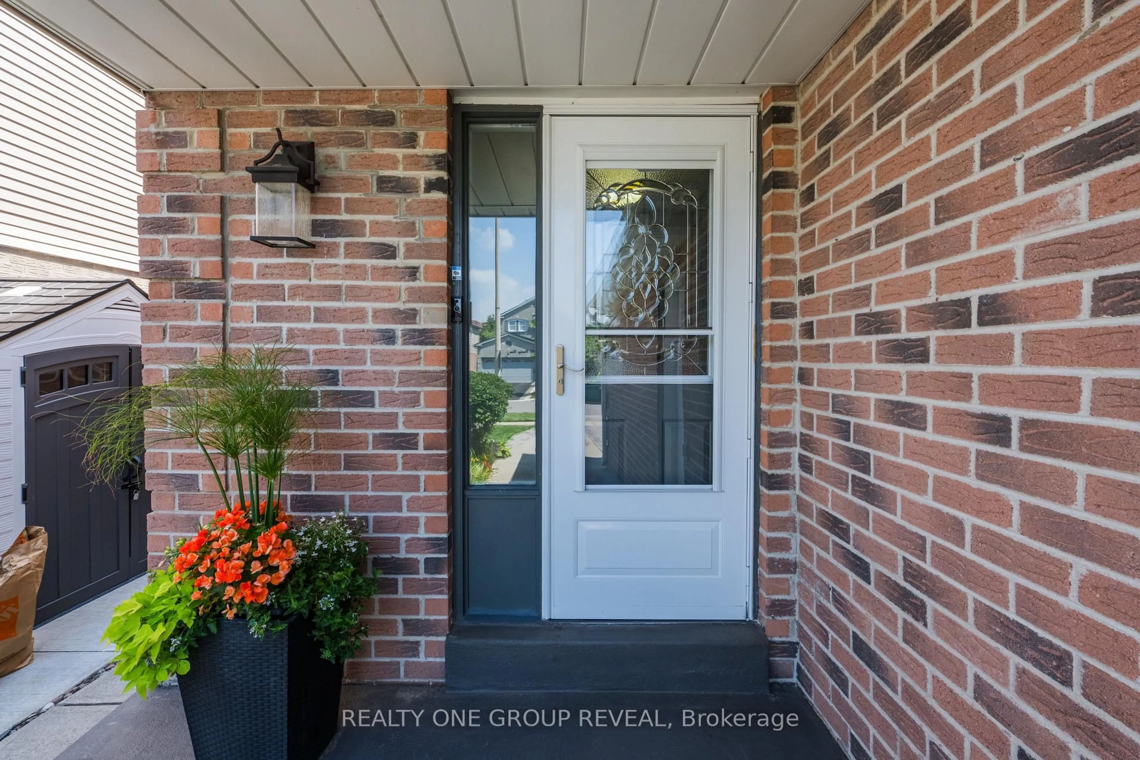 Indoor entryway for 1531 Rawlings Dr, Pickering Ontario L1V 5A6