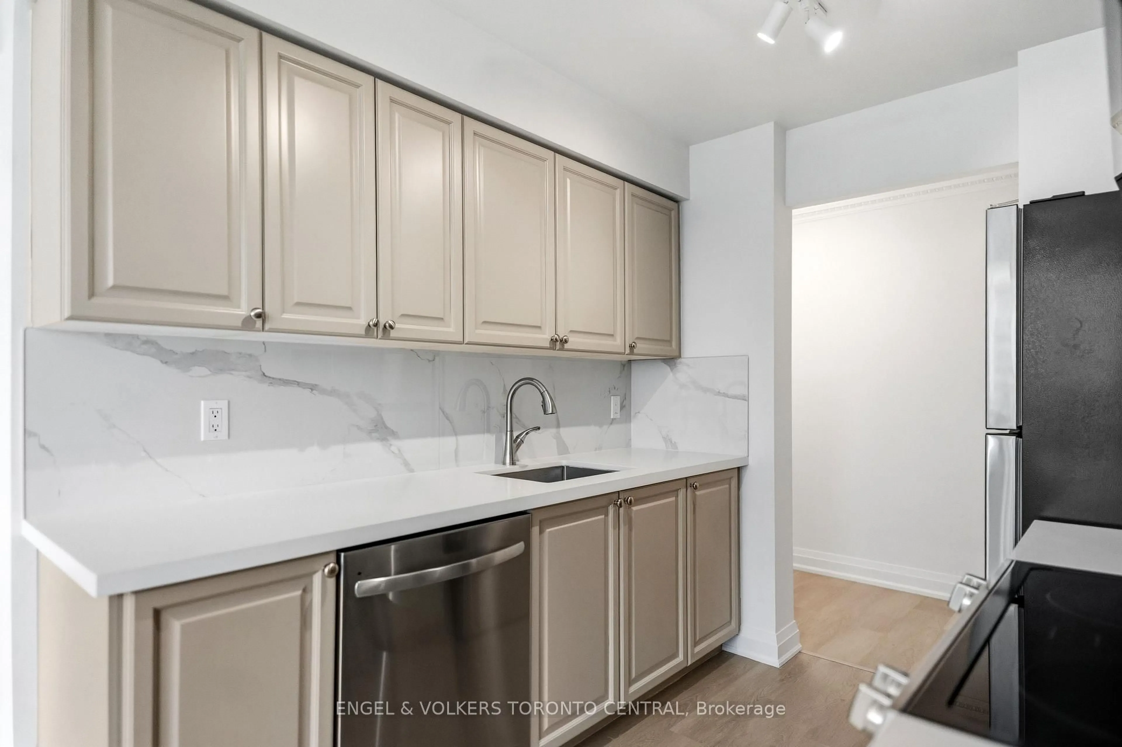 Standard kitchen, unknown for 61 Town Centre Crt #1603, Toronto Ontario M1P 5C5