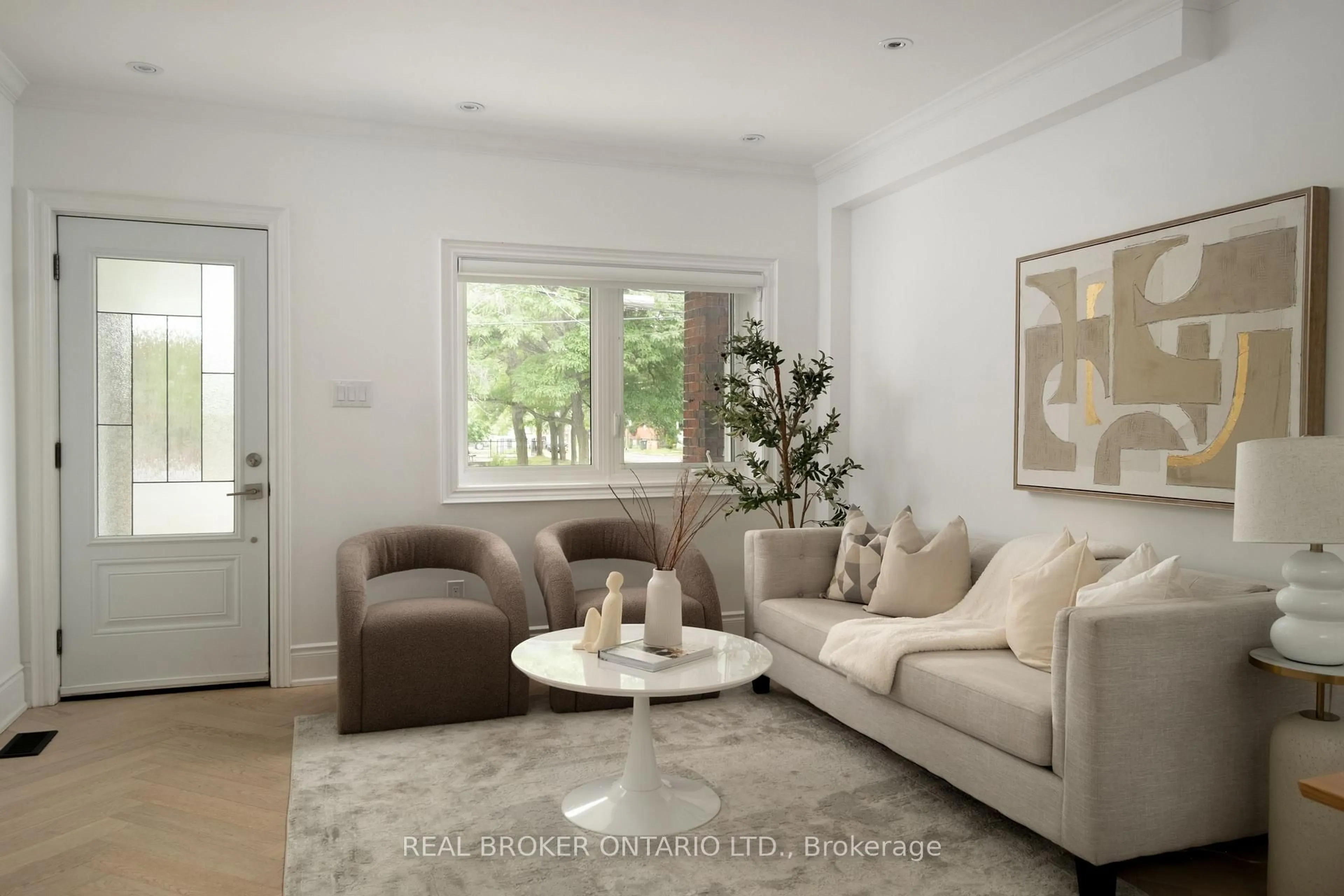 Living room with furniture, unknown for 37 Gledhill Ave, Toronto Ontario M4C 5K7