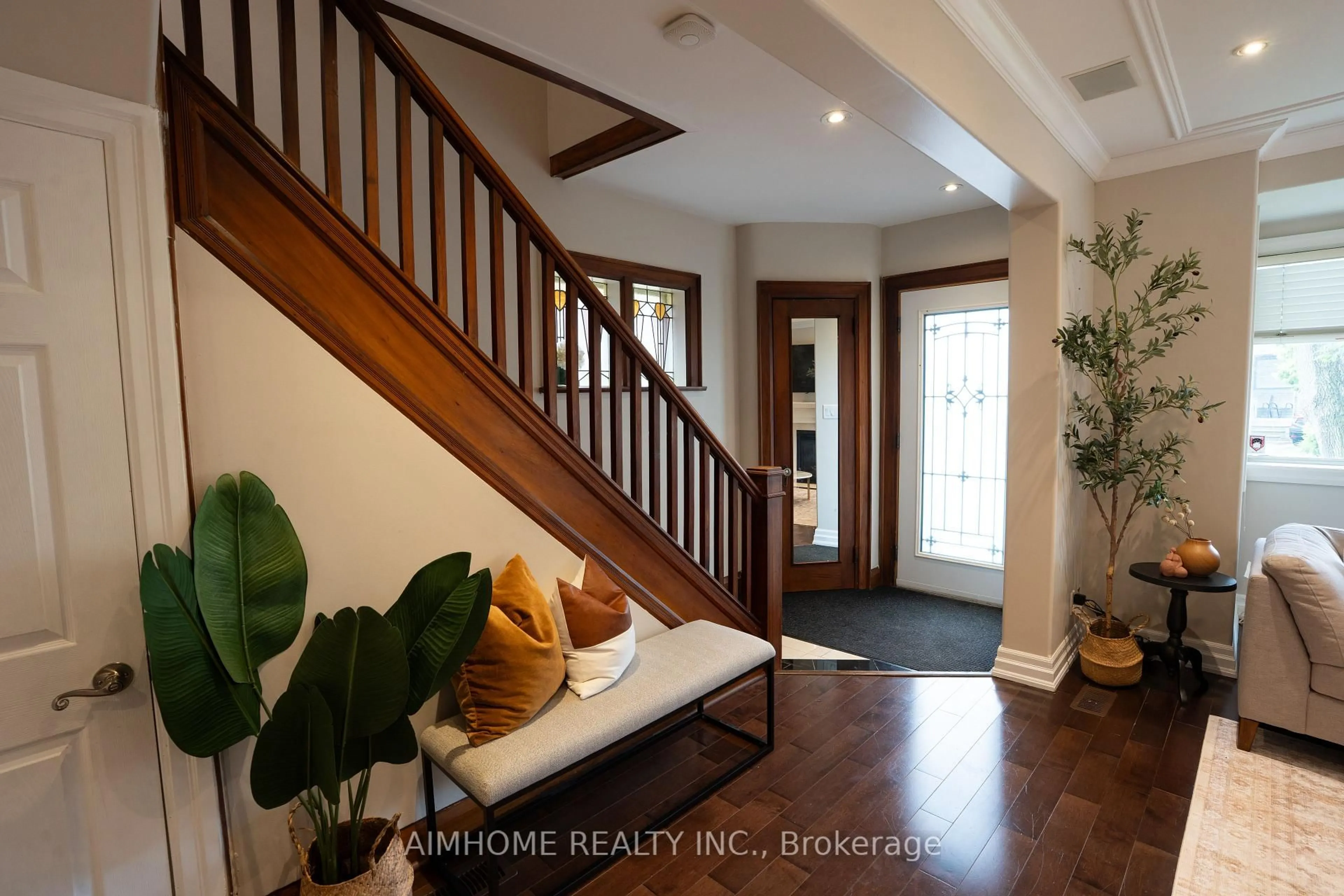 Indoor entryway for 128 Hopedale Ave, Toronto Ontario M4K 3M7