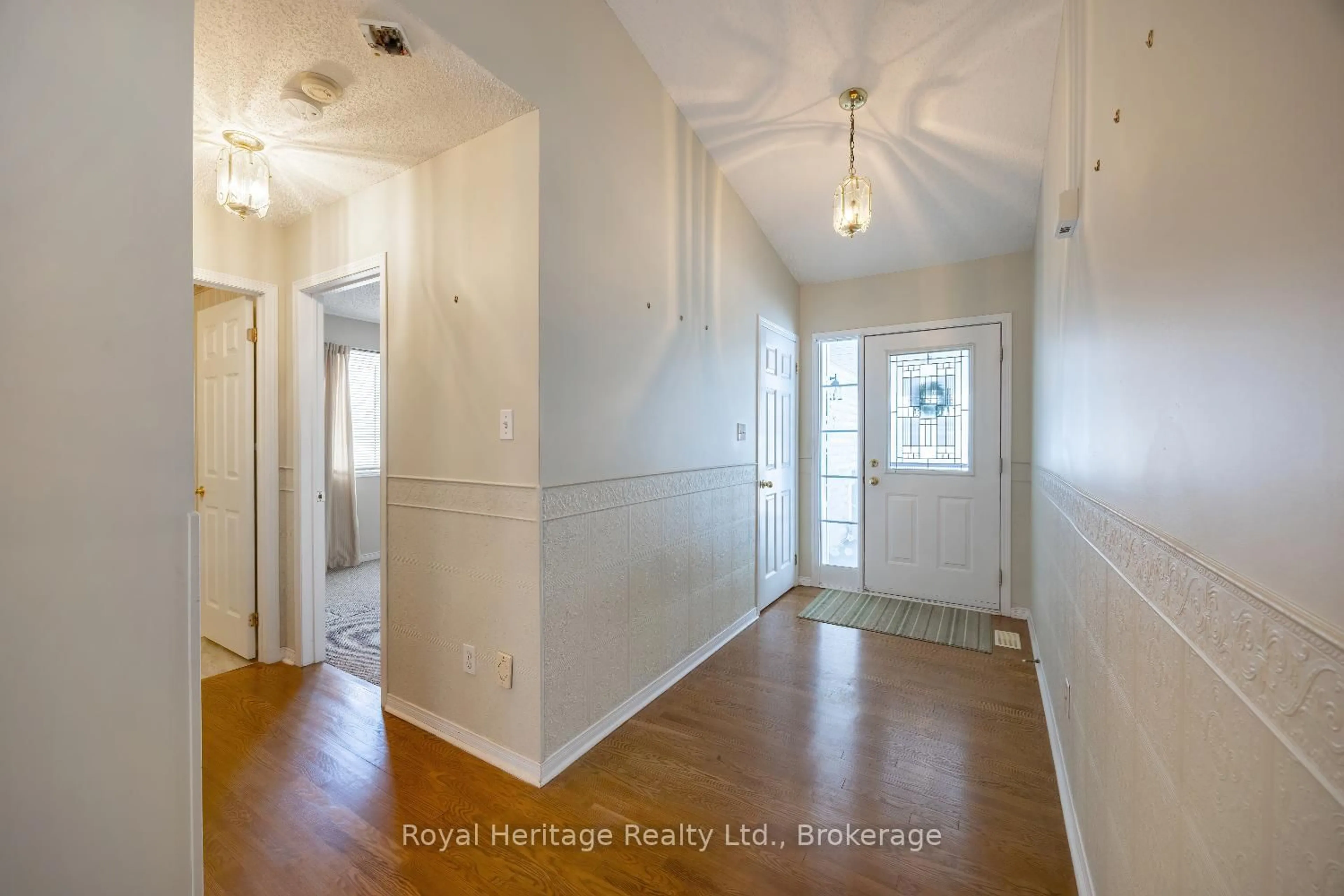 Indoor entryway for 118 Bluffs Rd, Clarington Ontario L1B 1A8