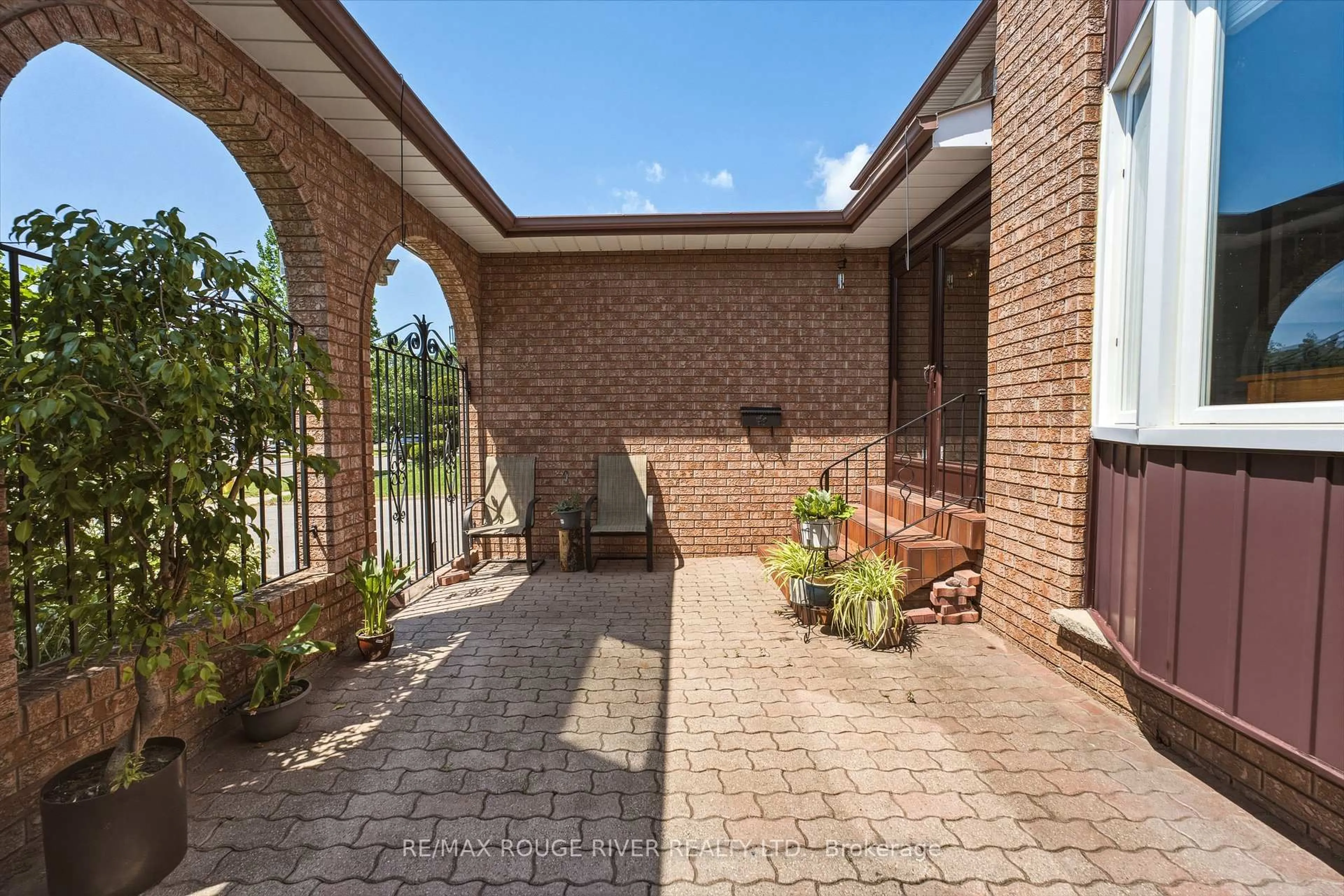 Patio, street for 51 Sugarbush Sq, Toronto Ontario M1C 3M6