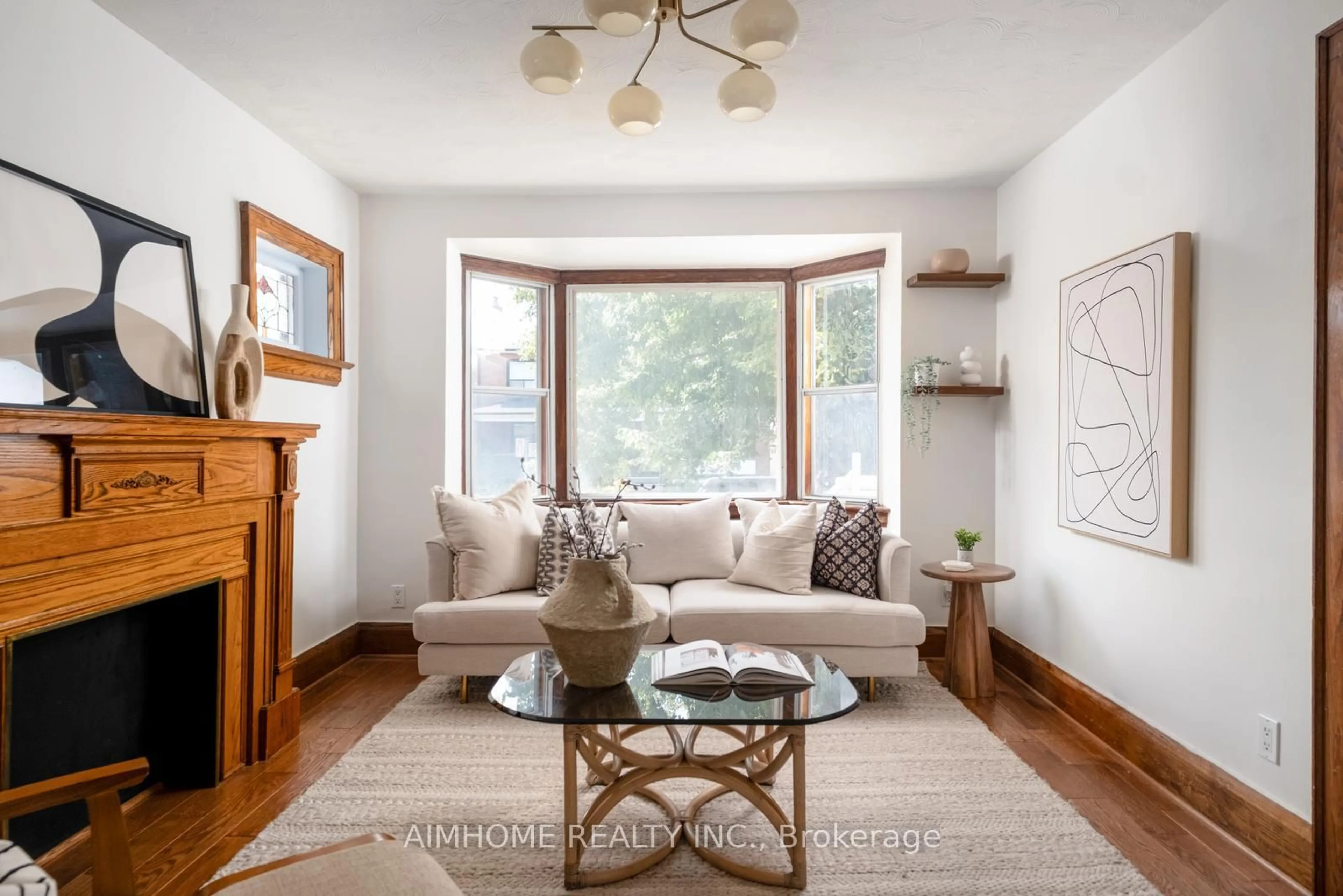 Living room with furniture, unknown for 40 Kings Park Blvd, Toronto Ontario M4J 2B8