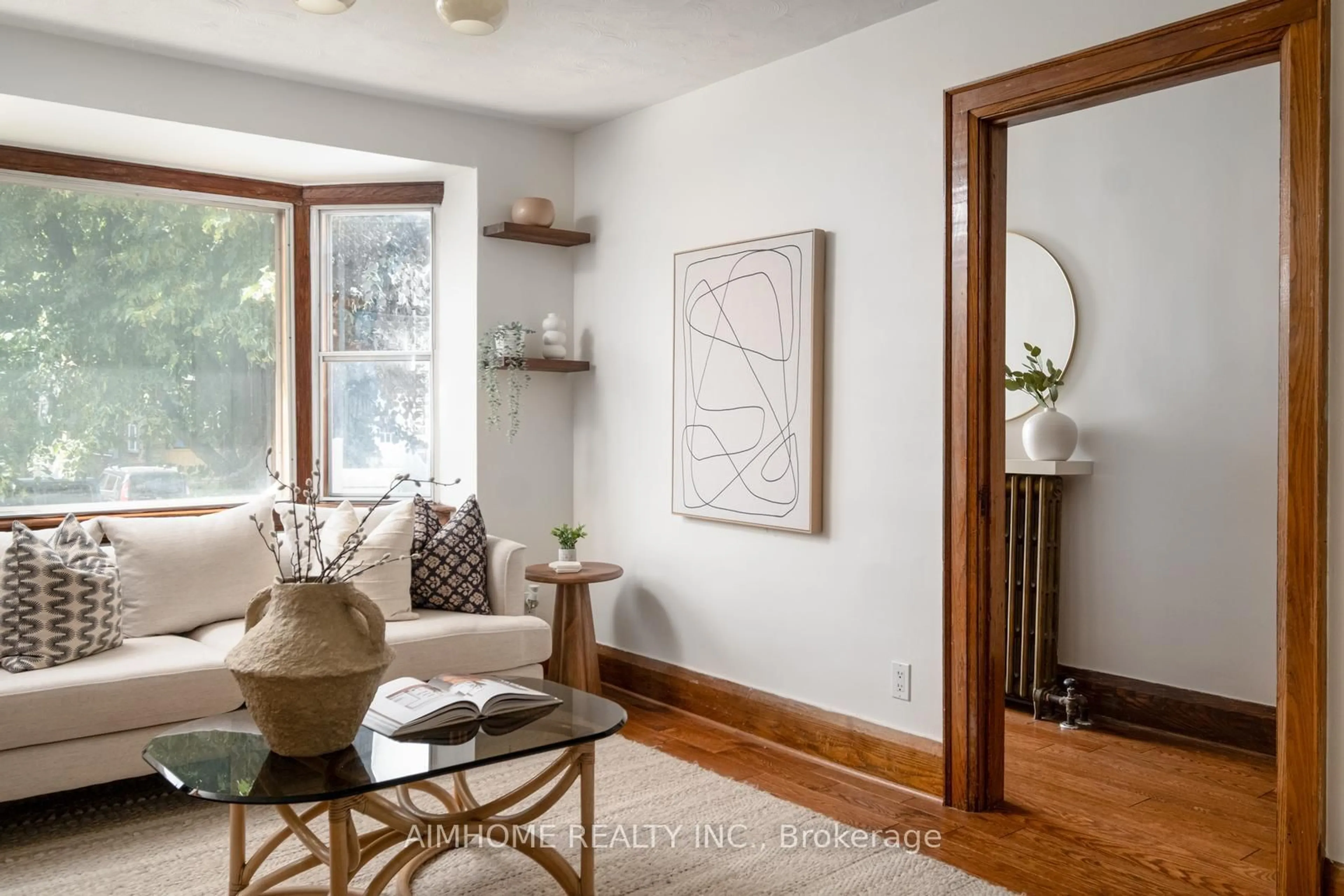Living room with furniture, wood/laminate floor for 40 Kings Park Blvd, Toronto Ontario M4J 2B8