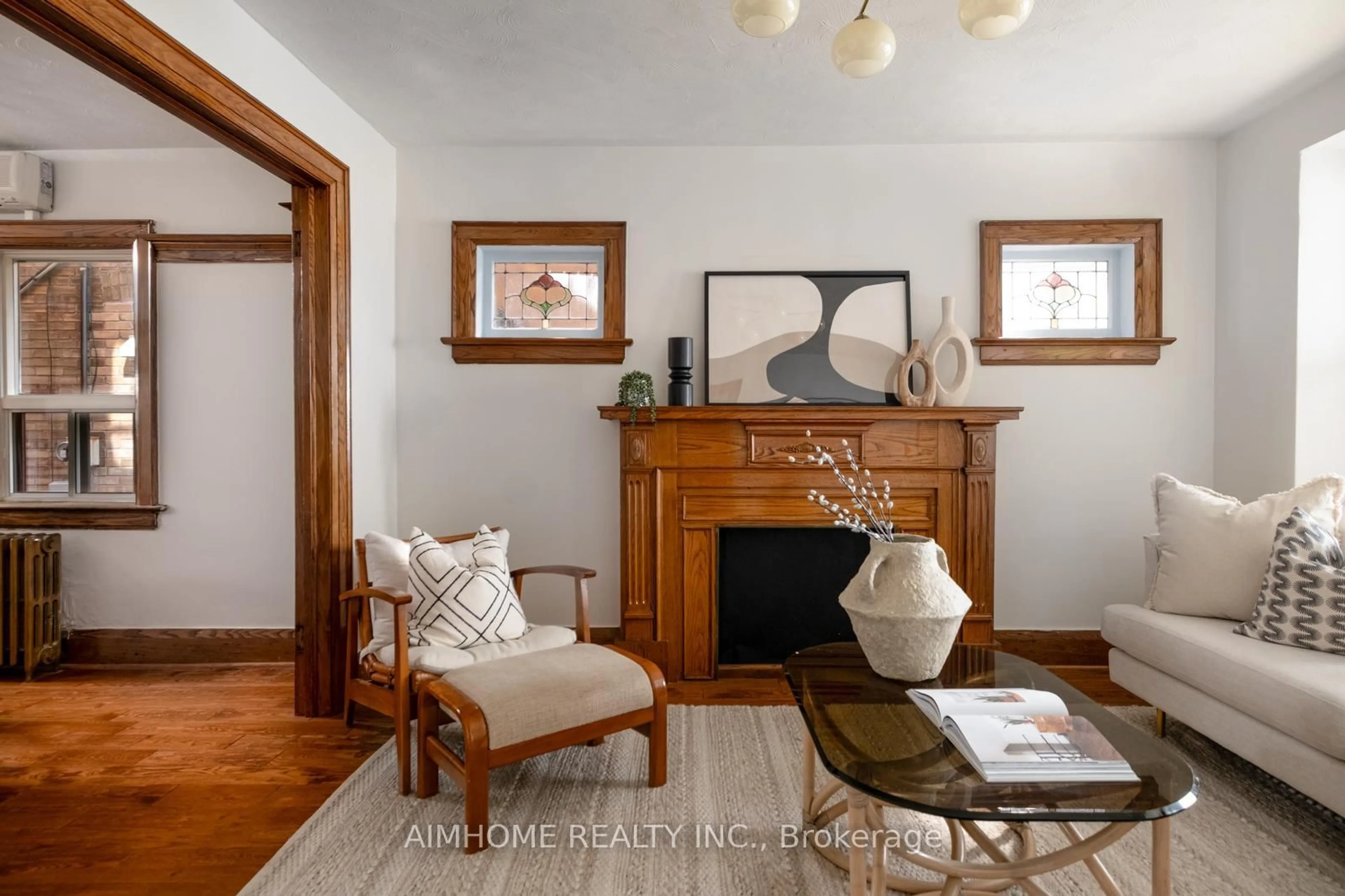 Living room with furniture, wood/laminate floor for 40 Kings Park Blvd, Toronto Ontario M4J 2B8