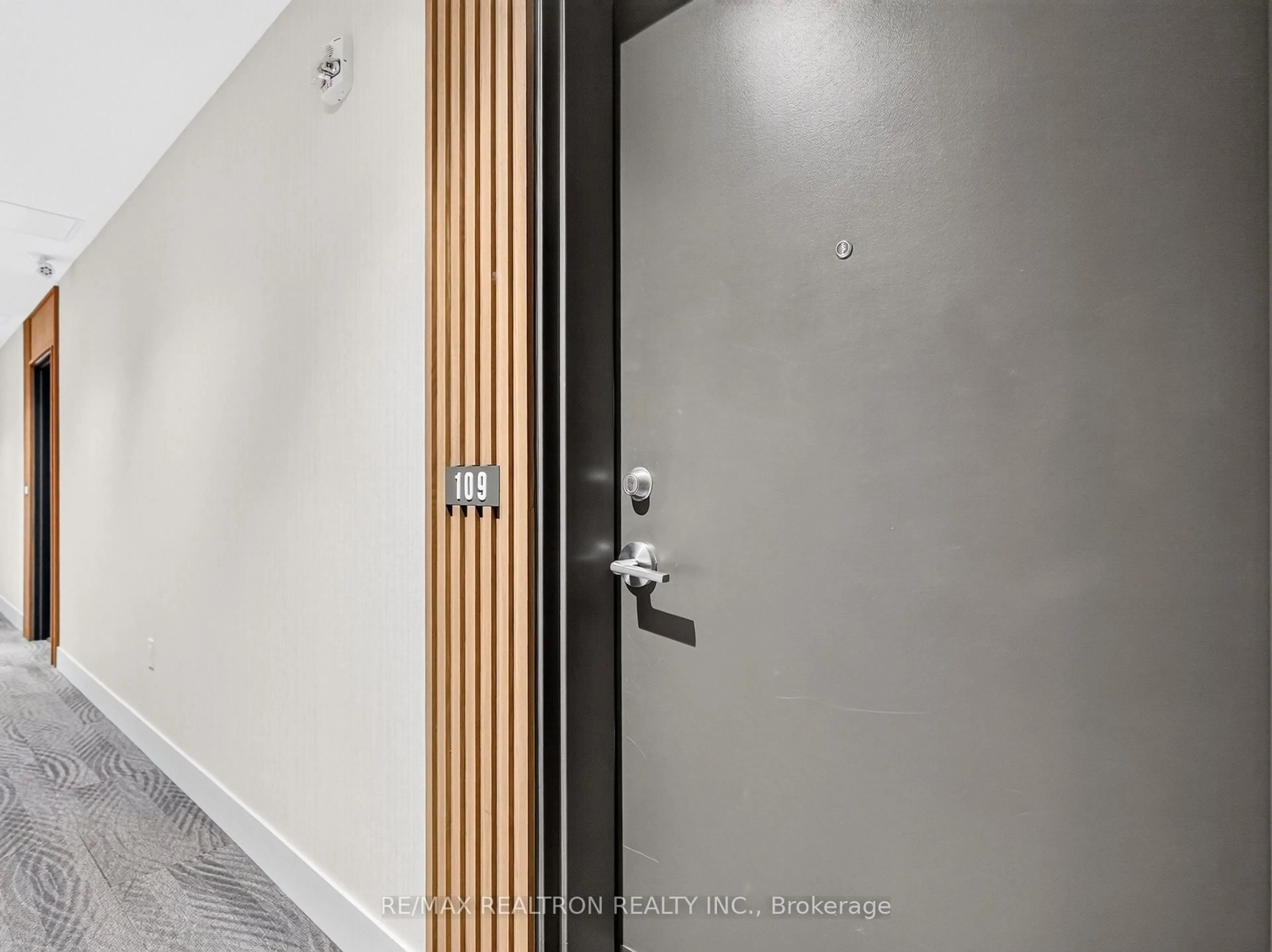 Indoor foyer for 385 Arctic Red Dr #109, Oshawa Ontario L1L 0W9