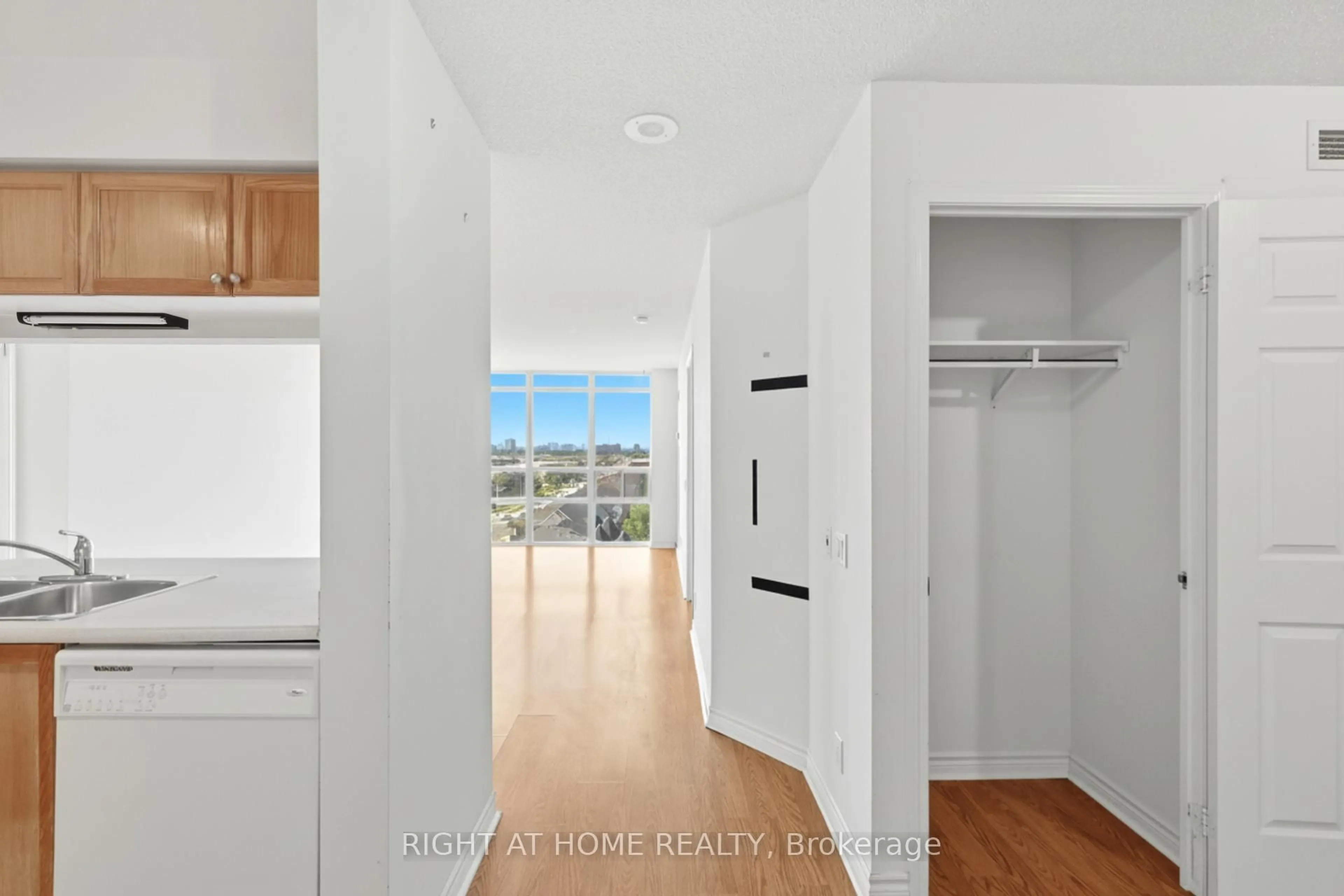Indoor entryway for 18 Mondeo Dr #727, Toronto Ontario M1P 5C8