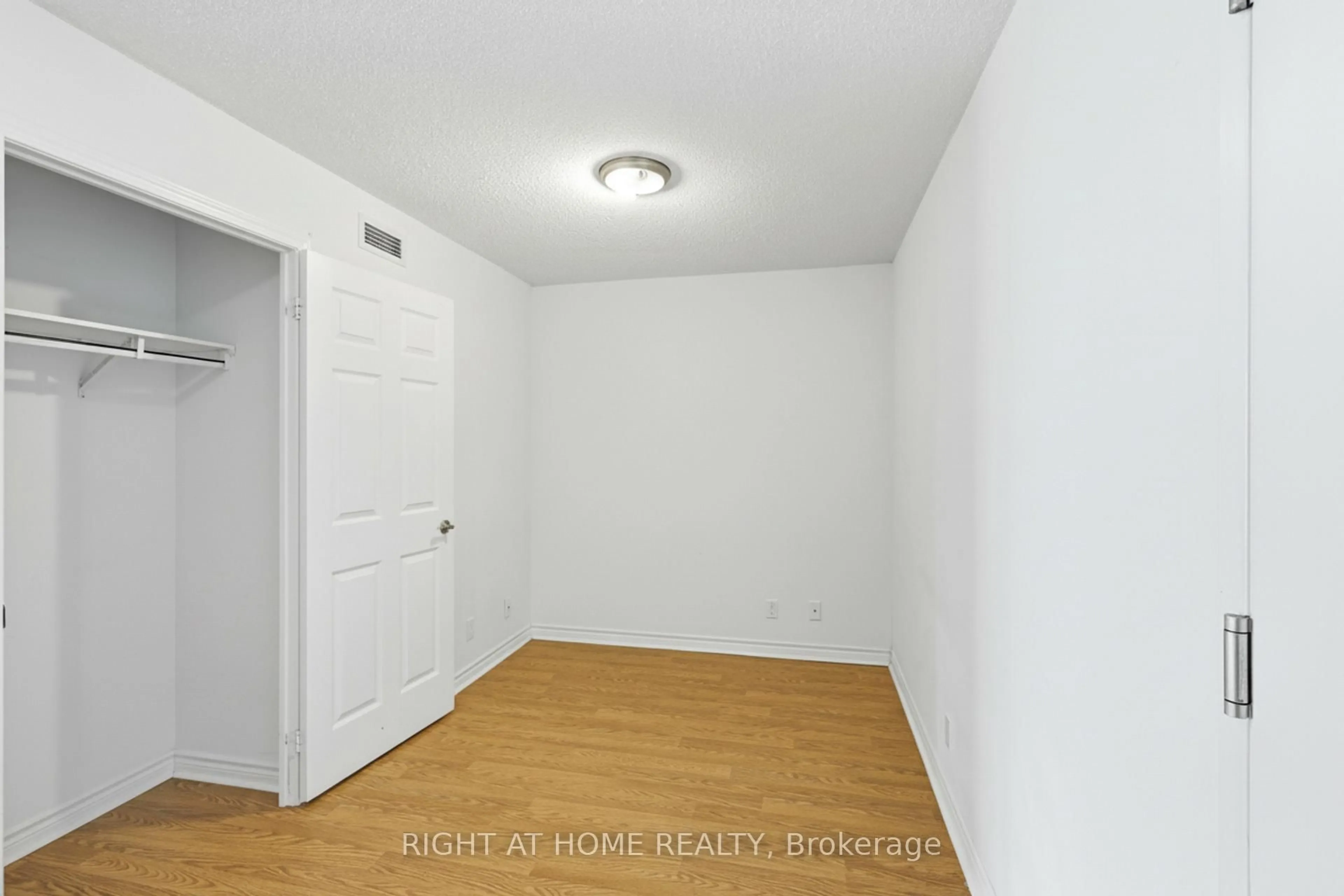 A pic of a room for 18 Mondeo Dr #727, Toronto Ontario M1P 5C8