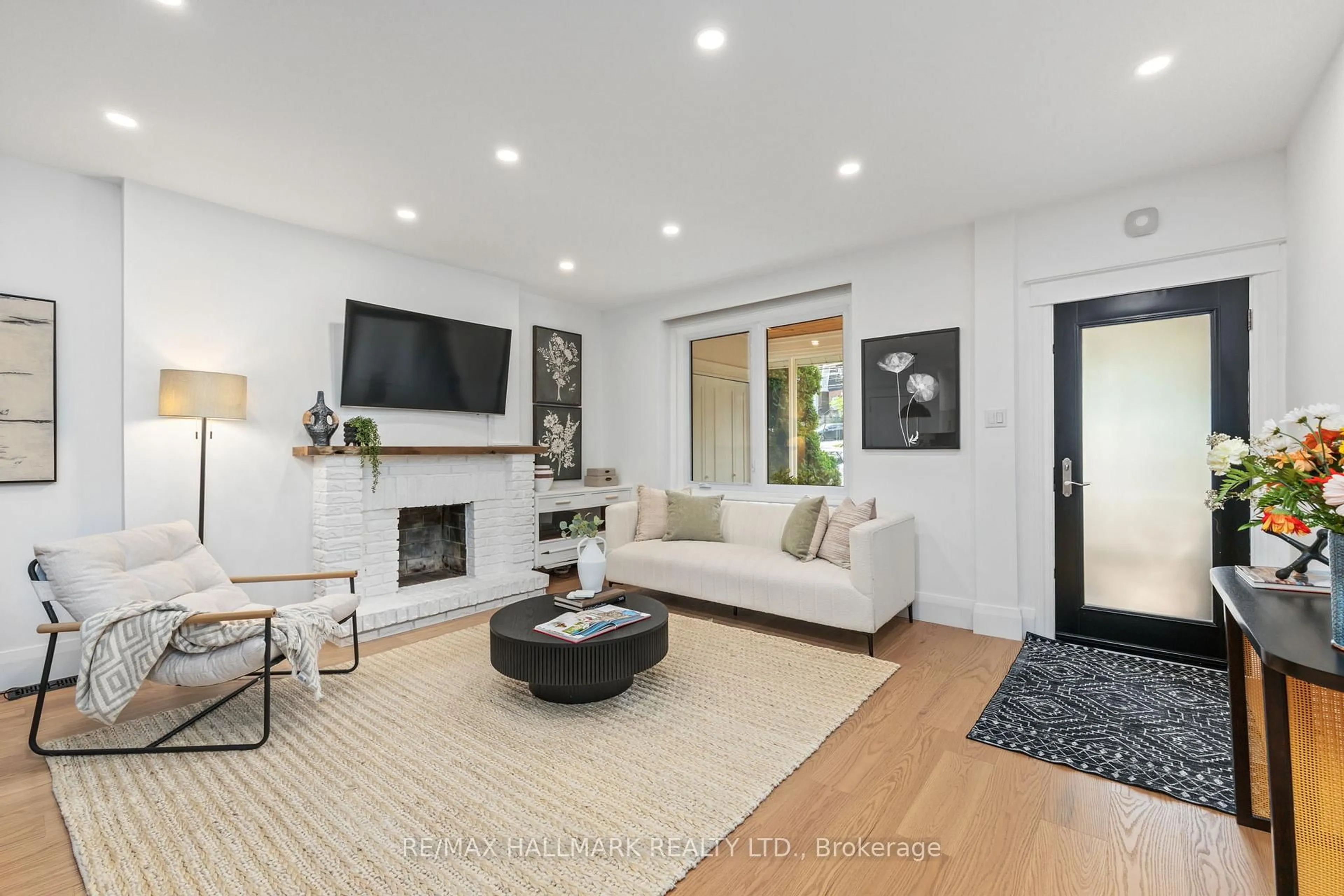 Living room with furniture, unknown for 424 Kingston Rd, Toronto Ontario M4L 1T9