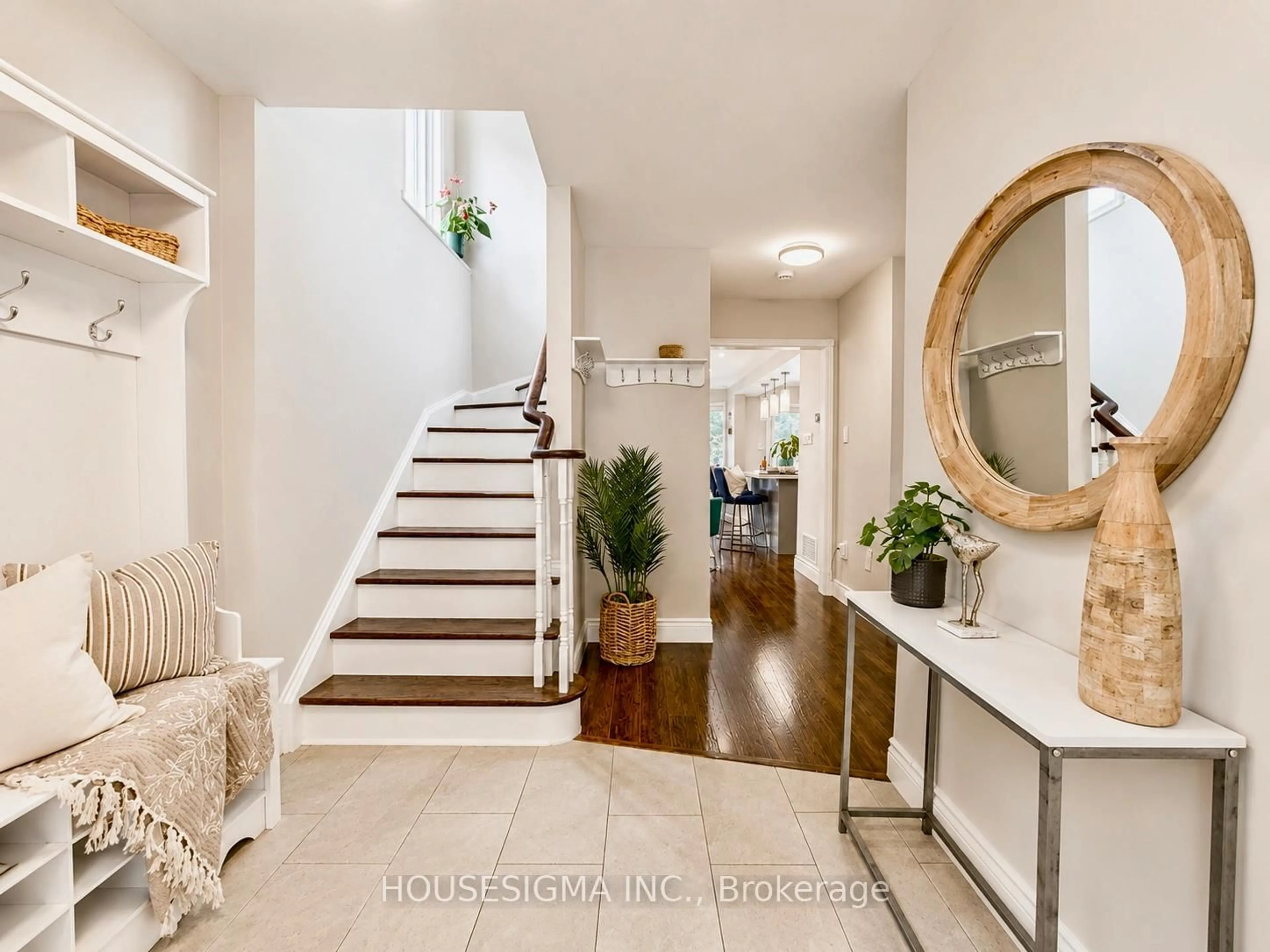 Indoor entryway for 114 Zachary Pl, Whitby Ontario L1M 1E2