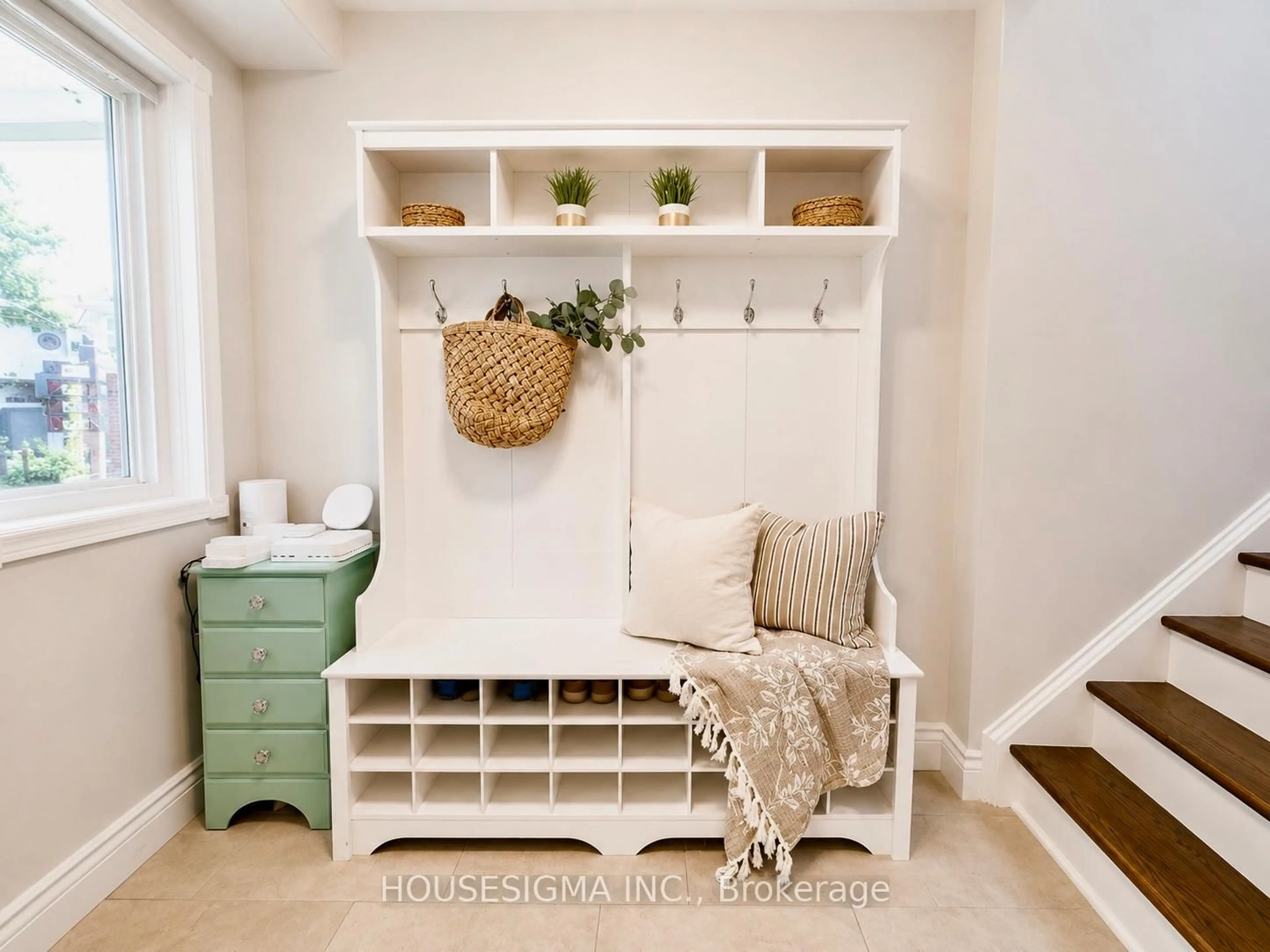 Indoor entryway for 114 Zachary Pl, Whitby Ontario L1M 1E2