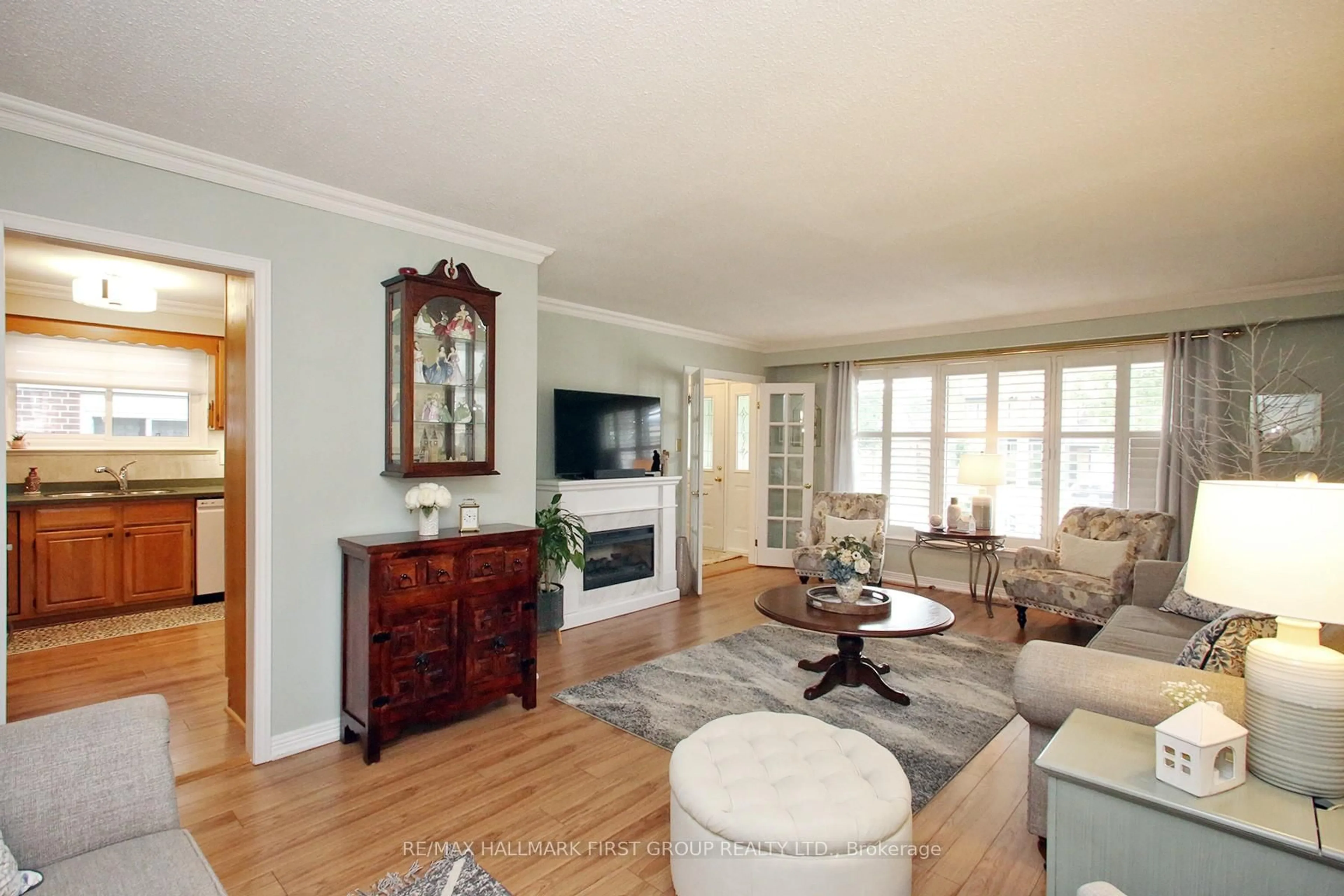 Living room with furniture, wood/laminate floor for 10 Calais St, Whitby Ontario L1N 5M1
