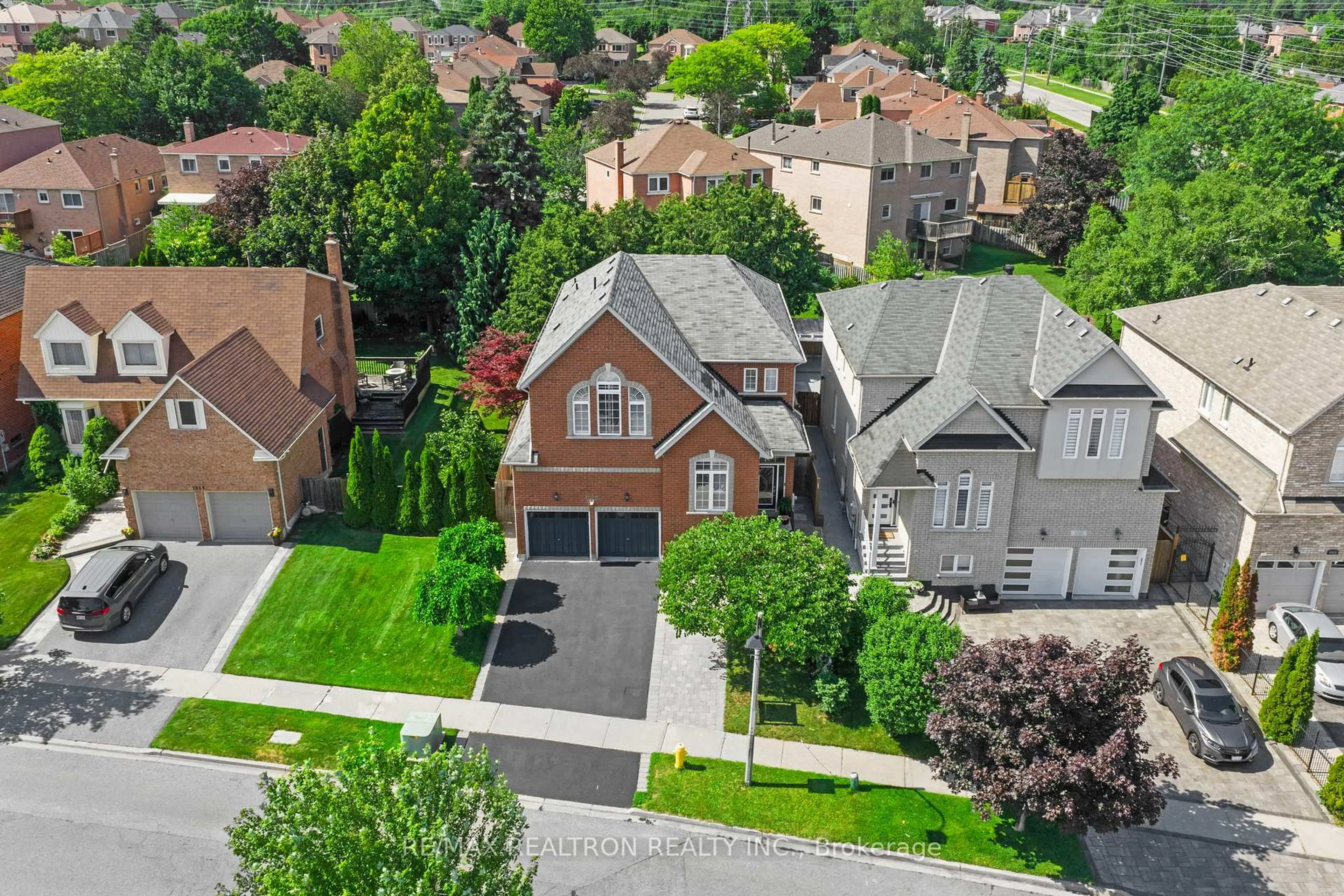 A pic from outside/outdoor area/front of a property/back of a property/a pic from drone, street for 1020 Colonial St, Pickering Ontario L1X 1P1
