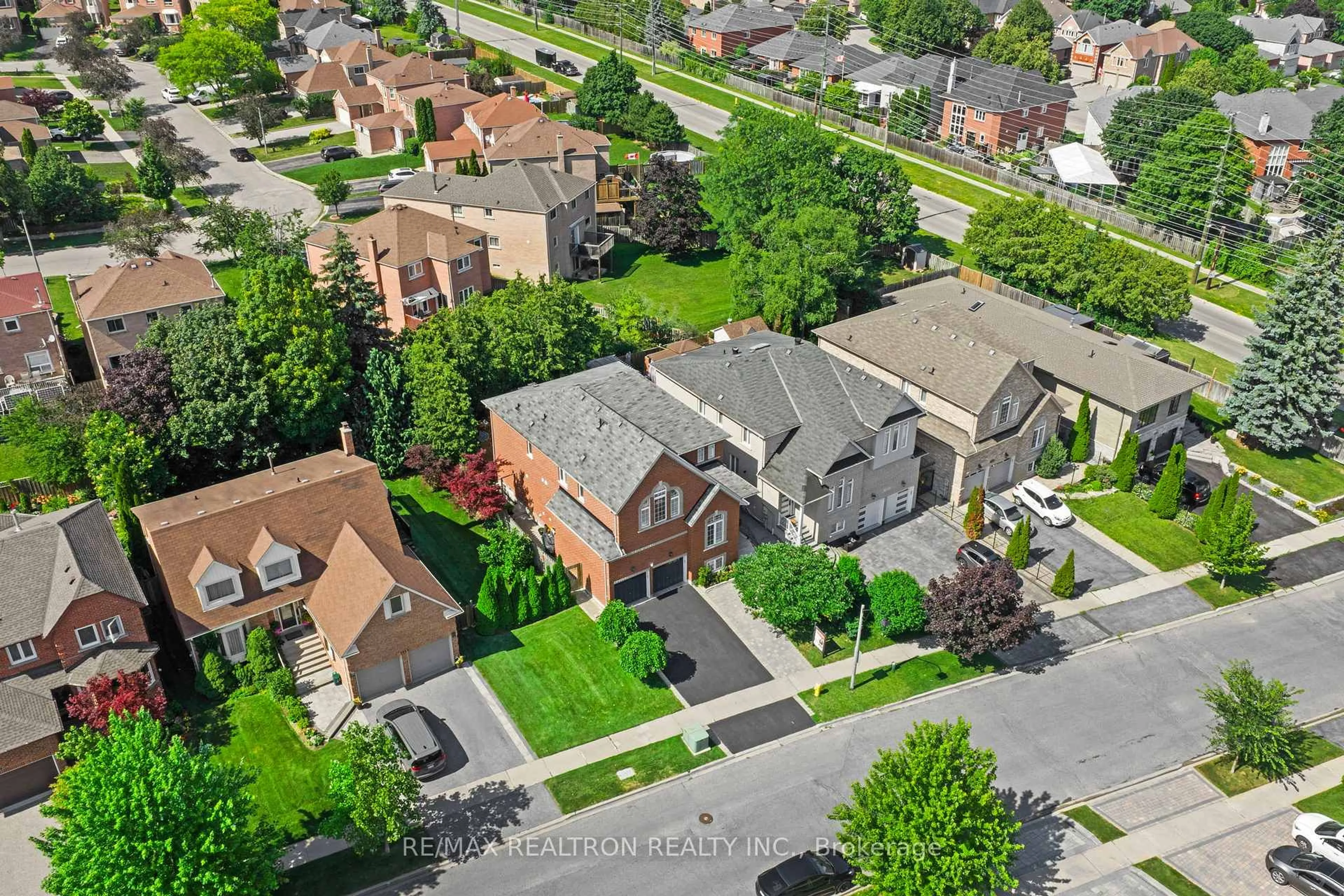 A pic from outside/outdoor area/front of a property/back of a property/a pic from drone, street for 1020 Colonial St, Pickering Ontario L1X 1P1