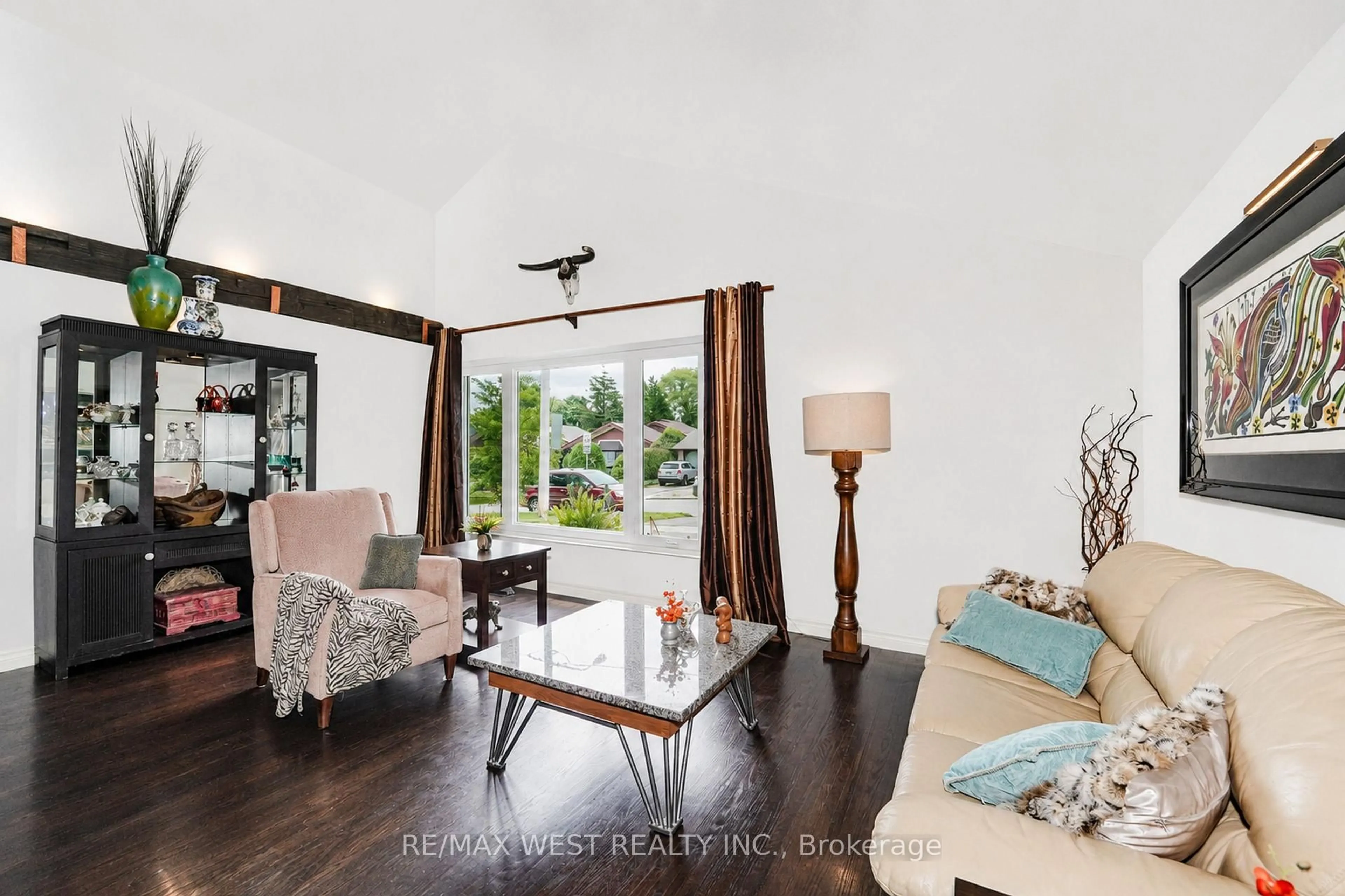 Living room with furniture, wood/laminate floor for 143 Botany Hill Rd, Toronto Ontario M1G 3K6